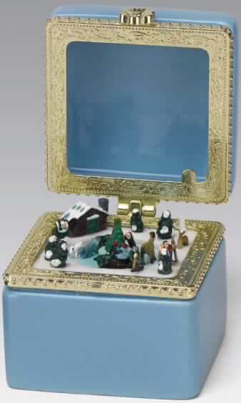 Sog. Spieluhr "Miniatur Truhe I", im Wesentlichen bestehend aus einem Etui (augenscheinlich aus Porzellan) in Form einer Dose mit einem schmückenden Bild auf dem Deckel, mit einem eingebauten und von außen per Hand aufzuziehenden Spieldosenmechanismus (Unterseite des Etuis). Beim Aufklappen des Behältnisses wird eine winterliche Landschaft mit verschneiten Häusern und Bäumen sowie verschiedenen Figuren sichtbar, und die innere Szene mit einem geschmückten Weihnachtsbaum dreht sich nach Aufziehen der Spieluhr zur Melodie "Stille Nacht".
 
Bei der Ware handelt es sich nicht um einen Weihnachtsartikel der Position 9505 des ZT, da die vorrangige Funktion das Spielen von Musik ist.

Die Ware ist als "Spieldose" einzureihen.

Anlage: 1 Abbildung