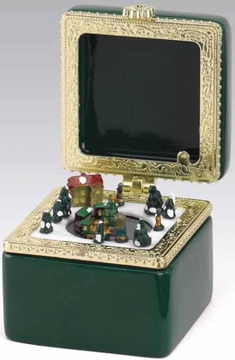 Sog. Spieluhr "Miniatur Truhe II", im Wesentlichen bestehend aus einem Etui (laut Antragstellerangabe aus Kunststoff) in Form einer Dose, mit einem eingebauten und von außen per Hand aufzuziehenden Spieldosenmechanismus. Beim Aufklappen des Behältnisses wird eine winterliche Landschaft mit verschneiten Häusern und Bäumen sowie Figuren sichtbar und die innere Szene mit einem Zug um einen geschmückten Weihnachtsbaum dreht sich nach Aufziehen der Spieluhr zur Melodie "We wish you a Merry Christmas".
 
Bei der Ware handelt es sich nicht um einen Weihnachtsartikel der Position 9505 des ZT, da die vorrangige Funktion das Spielen von Musik ist.

Die Ware ist als "Spieldose" einzureihen.

Anlage: 1 Abbildung