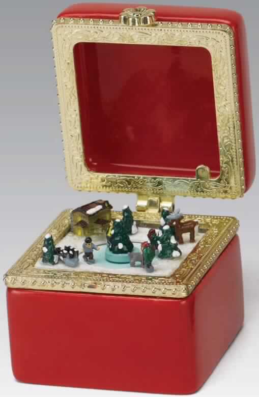 Sog. Spieluhr "Miniatur Truhe III", im Wesentlichen bestehend aus einem Etui (laut Antragstellerangabe aus Kunststoff) in Form einer Dose, mit einem eingebauten und von außen per Hand aufzuziehenden Spieldosenmechanismus. Beim Aufklappen des Behältnisses wird eine winterliche Landschaft mit verschneiten Häusern und Bäumen sowie verschiedenen Figuren sichtbar und die innere Szene mit einem verschneiten Tannenbaum dreht sich nach Aufziehen der Spieluhr zur Melodie "Jolly old St. Nicolas".
 
Bei der Ware handelt es sich nicht um einen Weihnachtsartikel der Position 9505 des ZT, da die vorrangige Funktion das Spielen von Musik ist.

Die Ware ist als "Spieldose" einzureihen.

Anlage: 1 Abbildung
