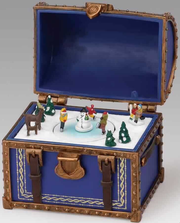 Sog. Spieluhr "Schneemanntruhe", im Wesentlichen bestehend aus einem Etui aus Kunststoff (Antragstellerangabe) in Form einer Truhe mit schmückenden Ornamenten, mit einem eingebauten und von außen per Hand aufzuziehenden Spieldosenmechanismus (Unterseite des Etuis). Beim Aufklappen des Behältnisses wird eine winterliche Landschaft mit verschneiten Bäumen, Tieren und verschiedenen Figuren sichtbar, und die innere Szene dreht sich nach Aufziehen der Spieluhr zur Melodie "We wish you a Merry Christmas".
 
Bei der Ware handelt es sich nicht um einen Weihnachtsartikel der Position 9505 des ZT, da die vorrangige Funktion das Spielen von Musik ist.

Die Ware ist als "Spieldose" einzureihen.

Anlage: 1 Abbildung