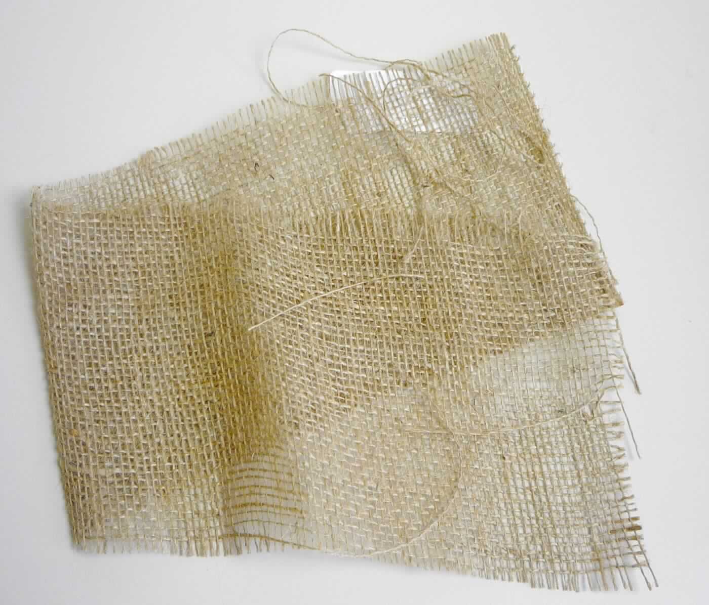 Gewebe, sog. Trägermaterial für Fußbett, Jute 185 H, Foto siehe Anlage,
- als Meterware; laut Antrag mit einer Breite von 120 cm und einer Länge von 100 m,
- laut Antrag aus Jute,
- roh,
- an den Längsseiten mit echten Webkanten, an den Schmalseiten mit lediglich geschnittenen Rändern (somit 
  nicht konfektioniert),
- dient laut Antrag als Trägermaterial zur Herstellung von Schuheinlagen (Fußbett).

"Gewebe aus Jute, roh, mit einer Breite von weniger als 150 cm"