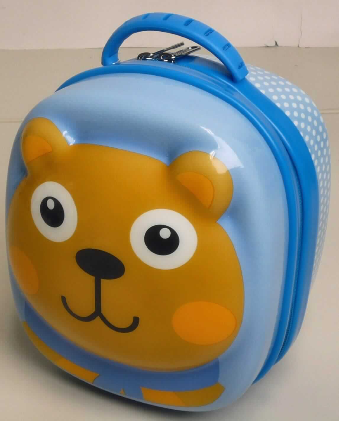 Handkoffer, sog. Lunchbox, Art. Nr.: 46022-0099-AR, Foto siehe Anlage,
- mit einer Außenseite aus formgepresstem, bedrucktem Kunststoff in Form von zwei Halbschalen,
- - die Halbschale der Vorderseite ist u. a. mit einem dreidimensional gestalteten Motiv in Form eines
    Bärengesichtes versehen,
- mit einem Tragegriff an der Oberseite,
- mit einem an drei Seiten umlaufenden Reißverschluss,
- an einer Innenseite im Bodenteil mit einem Kreuzpackgurt mit Schnappverschluss; im Deckel 
  mit einem offen Fach aus netzartig durchbrochenen Gewirken aus Spinnstoffen,
- in den Abmessungen: ca. 18 cm (Breite) x 14 cm (Tiefe) x 21 cm (Höhe).

"Handkoffer, mit Außenseite aus formgepresstem Kunststoff"