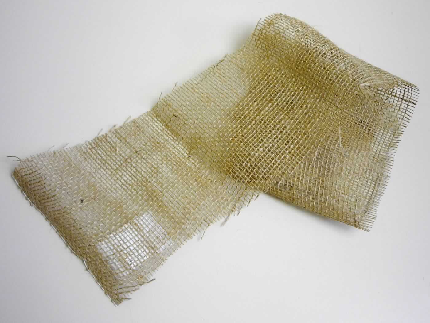 Gewebe, sog. Trägermaterial für Fußbett, Jute 185 H, beschichtet mit Stärke, Foto siehe Anlage,
- als Meterware; laut Antrag mit einer Breite von 120 cm und einer Länge von 100 m,
- laut Antrag aus Jute,
- roh (laut Antrag lediglich mit Stärke beschichtet),
- an den Längsseiten mit echten Webkanten, an den Schmalseiten mit lediglich geschnittenen Rändern
  (somit nicht konfektioniert),
- dient laut Antrag als Trägermaterial zur Herstellung von Schuheinlagen (Fußbett).

"Gewebe aus Jute, roh, mit einer Breite von weniger als 150 cm"