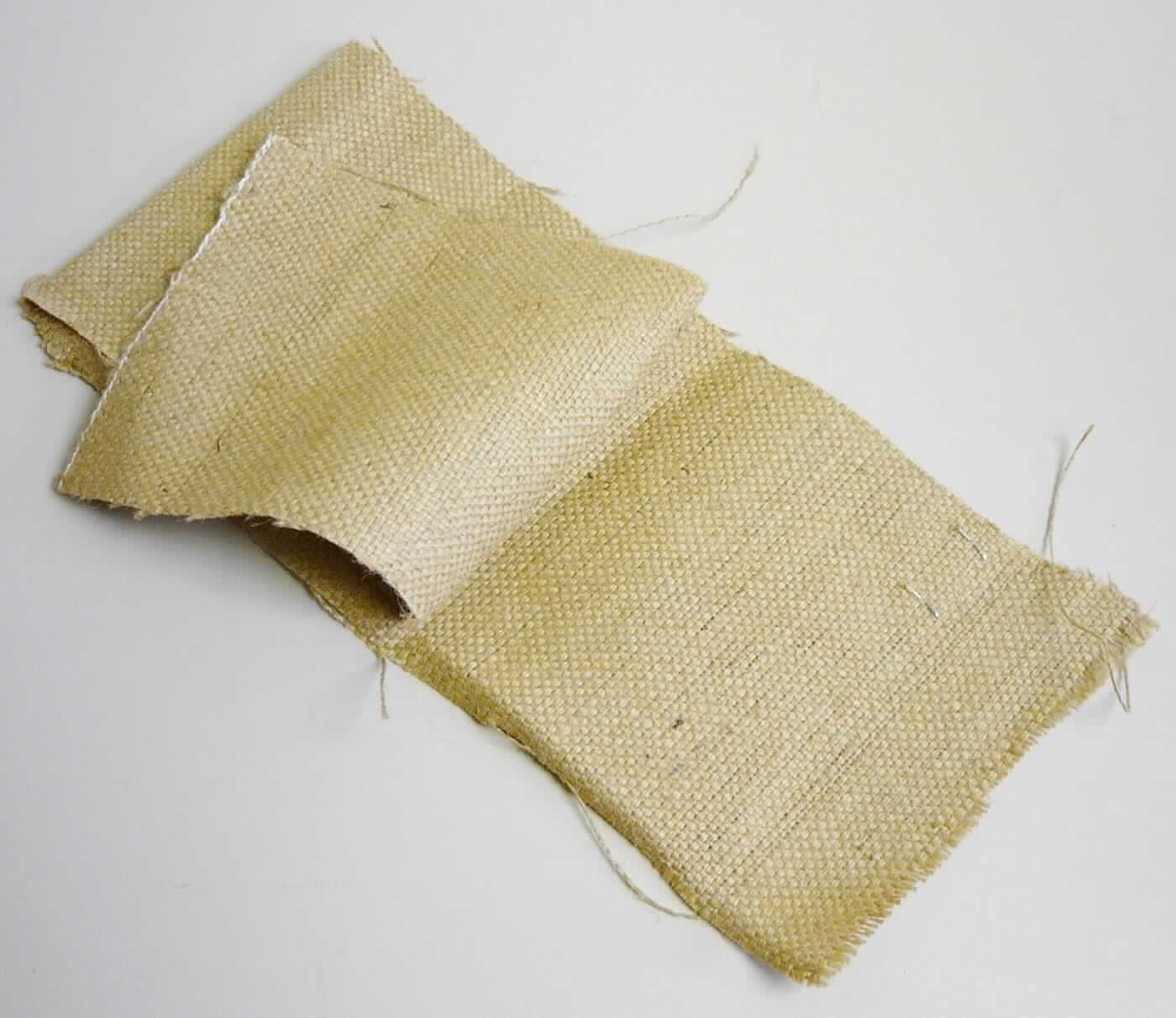 Gewebe, sog. Trägermaterial für Fußbett, Jute 460 T, Foto siehe Anlage,
- als Meterware; laut Antrag mit einer Breite von 120 cm und einer Länge von 75 m,
- laut Antrag aus Jute,
- roh,
- an den Längsseiten mit echten Webkanten, an den Schmalseiten mit lediglich geschnittenen Rändern
  (somit nicht konfektioniert),
- dient laut Antrag als Trägermaterial zur Herstellung von Schuheinlagen (Fußbett).

"Gewebe aus Jute, roh, mit einer Breite von weniger als 150 cm"