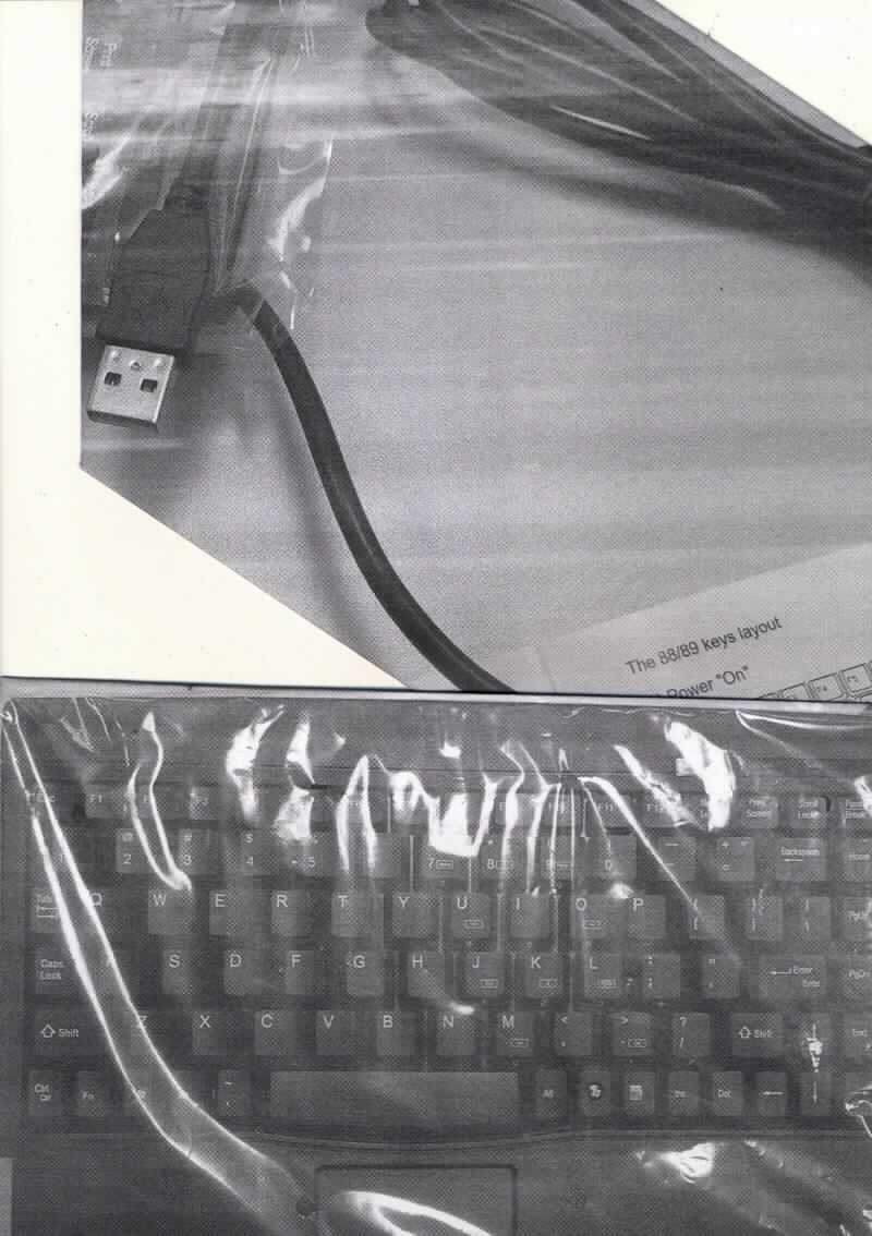Eingabegerät, sog. Mini-Input Keyboard built in Touch Pad, in Form einer kombinierten Maschine aus Tastatur (Haupttätigkeit) und XY-Koordinateneingabeeinheit. Das Gerät besteht im Wesentlichen aus einer mit aktiven und passiven Bauelementen bestückten, gedruckten Schaltung mit Leiterbahnenmatrix und Kontaktpunkten in einem 289 x 227 x 27 mm großen Gehäuse mit Funktions-, Cursorsteuer-, Dezimalblock- und alphanumerischen Tasten sowie Touchpad und fest angebrachtem Kabel mit USB-Stecker.
Es ist über die USB-Schnittstelle unmittelbar an die Zentraleinheit einer automatischen Datenverarbeitungsmaschine anschließbar und in der Lage, Daten in einer von System verwendbaren Form zu liefern.

Die Ware wird als "Eingabeeinheit für automatische Datenverarbeitungsmaschinen, Tastatur" eingereiht.

Anlage: 1 Abbildung