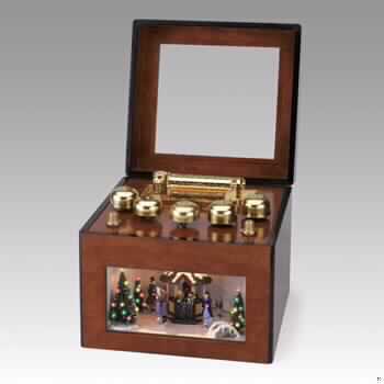 Sog. Spieluhr "Animierte Concertina", im Wesentlichen bestehend aus einem Etui aus Holz in Form einer quadratischen Kiste mit einem Deckel mit Glassichtfenster und einem Schaukasten im unteren Teil. Eingebaut ist ein elektronisches Musikmodul mit 50 eingespeicherten Melodien, die durch ein mechanisches Glockenspiel ertönen und durch zwei Drehknöpfe eingestellt werden können. Die 5 Glocken sowie Klöppel sind unter dem Deckel sichtbar. Die im Schaukasten dargestellte Szene mit geschmückten Weihnachtsbäumen und einer Pyramide bewegt sich beim Abspielen der Musik und wird beleuchtet.
Bei der Ware handelt es sich nicht um einen Weihnachtsartikel der Position 9505 ZT, da die vorrangige Funktion das Spielen von Musik ist.

Die durch einen dazugehörigen Netzadapter mit Kabel betriebene Ware ist als "ein den Orchestrien ähnliches und im Kapitel 92 ZT anderweit nicht erfasstes Musikinstrument" einzureihen.

Anlage: 1 Abbildung