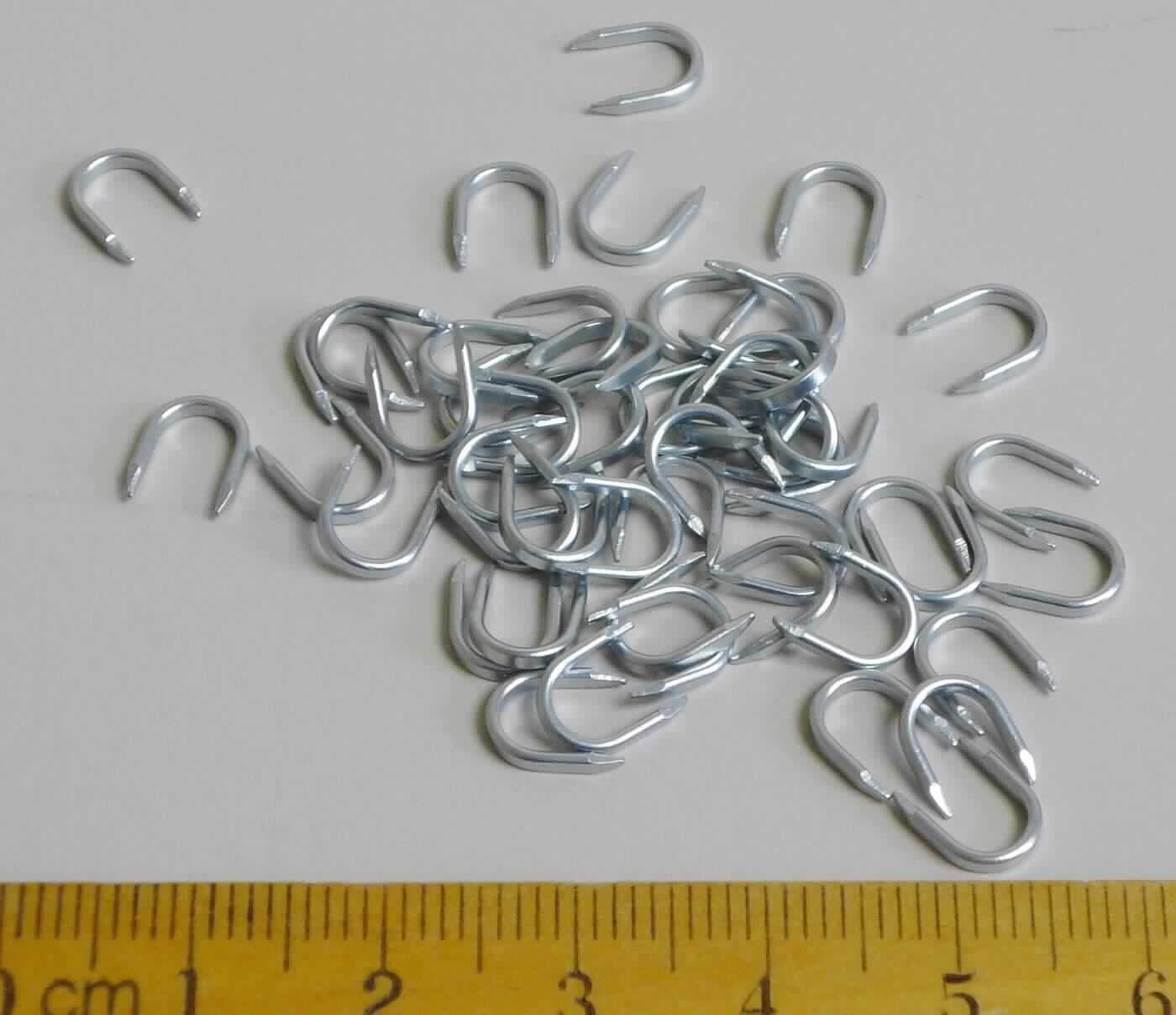 Es handelt sich um bügelförmig gebogene und an beiden Enden zugespitzte Stahldrahtabschnitte mit annähernd rechteckigem Querschnitt (max. Querschnittsabmessung: ca. 1,3 mm).
Die Erzeugnisse werden zur Befestigung von Schnallen z. B. an Schuhen verwendet.
Antragstellerangaben
Länge: ca. 8 mm.

Abbildung siehe Anlage.

Derartige Waren gehören als "Krampen oder Klammern aus Stahl" zum TARIC-Code 7317 0060 00.