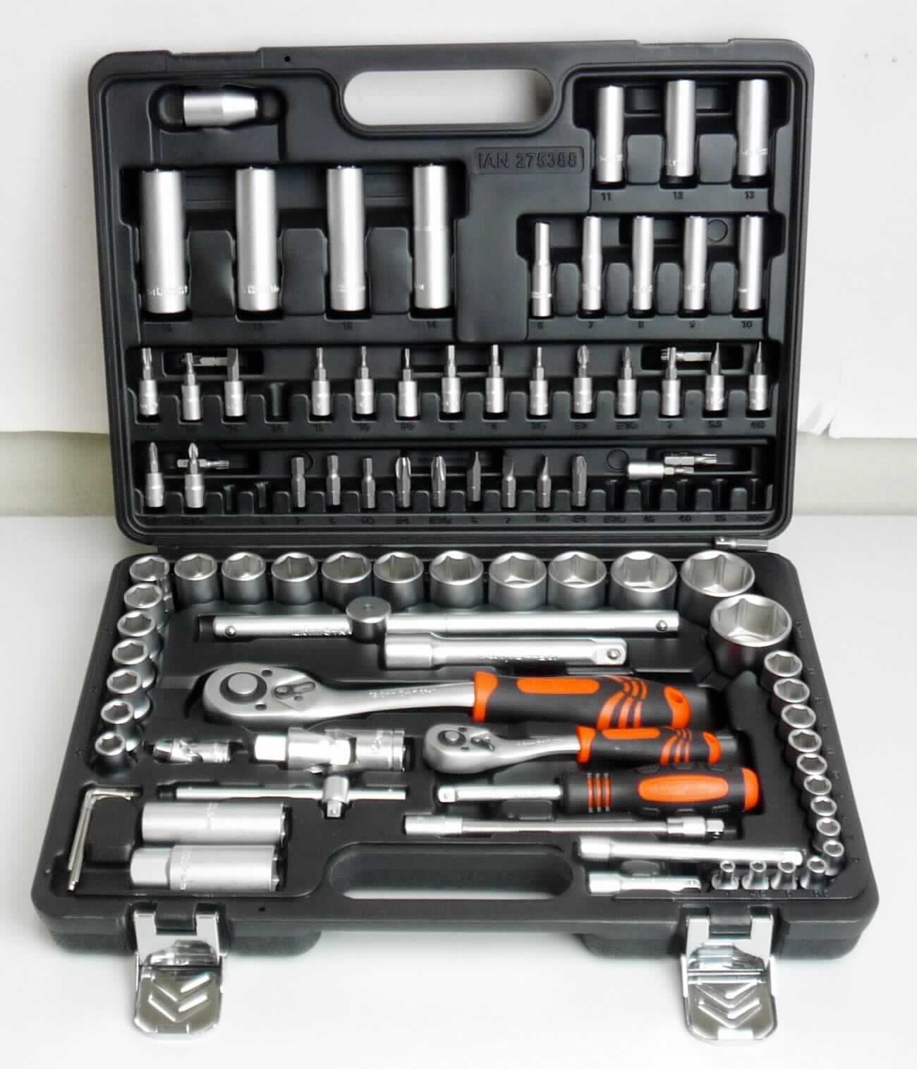 "Steckschlüssel-Set-94 tlg.";
Warenzusammenstellung in Aufmachung für den Einzelverkauf, bestehend aus

- zwei Antriebsteilen (Griff) für auswechselbare Steckschlüsseleinsätze aus unedlem Metall,
  am oberen Ende mit einem auf Rechts-/Linksgang umschaltbaren Vierkantantrieb in Form
  eines Außenvierkants (6,3 und 12,5 mm), am anderen Ende mit einem Gummi-Handgriff 
  ummantelt (Pos 8204)

- zwei Antriebsteilen (T-Griff mit Gleitstück) für auswechselbare Steckschlüsseleinsätze aus 
  unedlem Metall, mit Vierkantantrieb in Form eines Außenvierkants (6,3 und 12,5 mm) (Pos 8204)

- 46 auswechselbare Steckschlüsseleinsätzen, vier Verlängerungen, einem Adapter Vierkant auf 
  Sechskant und zwei Kardangelenken, jeweils aus unedlem Metall (Pos 8204)

- vier Winkelschraubendrehern (Pos 8204)

- einem Antriebsteil (gerade), bestehend aus einem Griff aus Kunststoff
  mit Vierkantantrieb in Form eines Außenvierkants (6,3 mm) (Pos 8204) 

- 32 Schraubendrehereinsätzen aus Stahl, teilweise mit Außensechskant- und teilweise mit 
  Innenvierkantantrieb (Pos. 8207)

Die Waren sind gemeinsam in einem speziell für die Aufnahme der o.a. Erzeugnisse 
hergerichteten, für den dauernden  Gebrauch geeigneten Kunststoffkoffer aufgemacht 
und gemeinsam in einem Pappkarton verpackt

Die Waren der Position 8204 bestimmen den Charakter der Warenzusammenstellung.
Innerhalb der Position 8204 sind die Waren der Unterposition 8204 20 charakterbestimmend.

Derartige Erzeugnisse gehören als "auswechselbare Steckschlüsseleinsätze auch mit Griff, aus
unedlem Metall und Teile davon aus unedlem Metall" zum TARIC-Code 8204 2000 00.