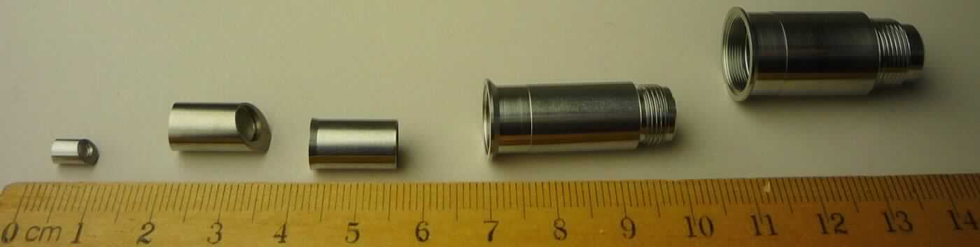 Sog. optische Fassungen aus Edelstahl für medizinische Endoskope (Dreh-/Frästeile), hier: vier Planglasfassungen, zwei Fassungen proximal für Endoskop 10 mm und 5 mm (10 und 5 mm Proximal), zwei Fassungen distal 30°, für Endoskop 10 mm oder 5 mm (10mm/5mm Sapphire Holder 30°) und eine Fassung distal 0°, für Endoskop 10 mm (10mm Sapphire Holder 0°), in Form von zylindrischen Ansatzstücken, mit abgeschrägten Enden, bzw. mit Gewindestutzen, die passgenau gefertigt sind zur Aufnahme eines Saphir-Schutzglases (kein optisches Element der Position 9001) sowie zur Montage an die Spitze eines medizinischen Endoskops.
Zur äußeren Form siehe Abbildung in Anlage.

Eine Einreihung in die Position 9033 kommt nicht in Betracht, da es sich nicht um Teile handelt, die für Waren von unterschiedlichen Positionen des Kapitels 90 bestimmt sind.

Die Ware wird als "Teil, erkennbar hauptsächlich für medizinische Endoskope bestimmt" eingereiht.