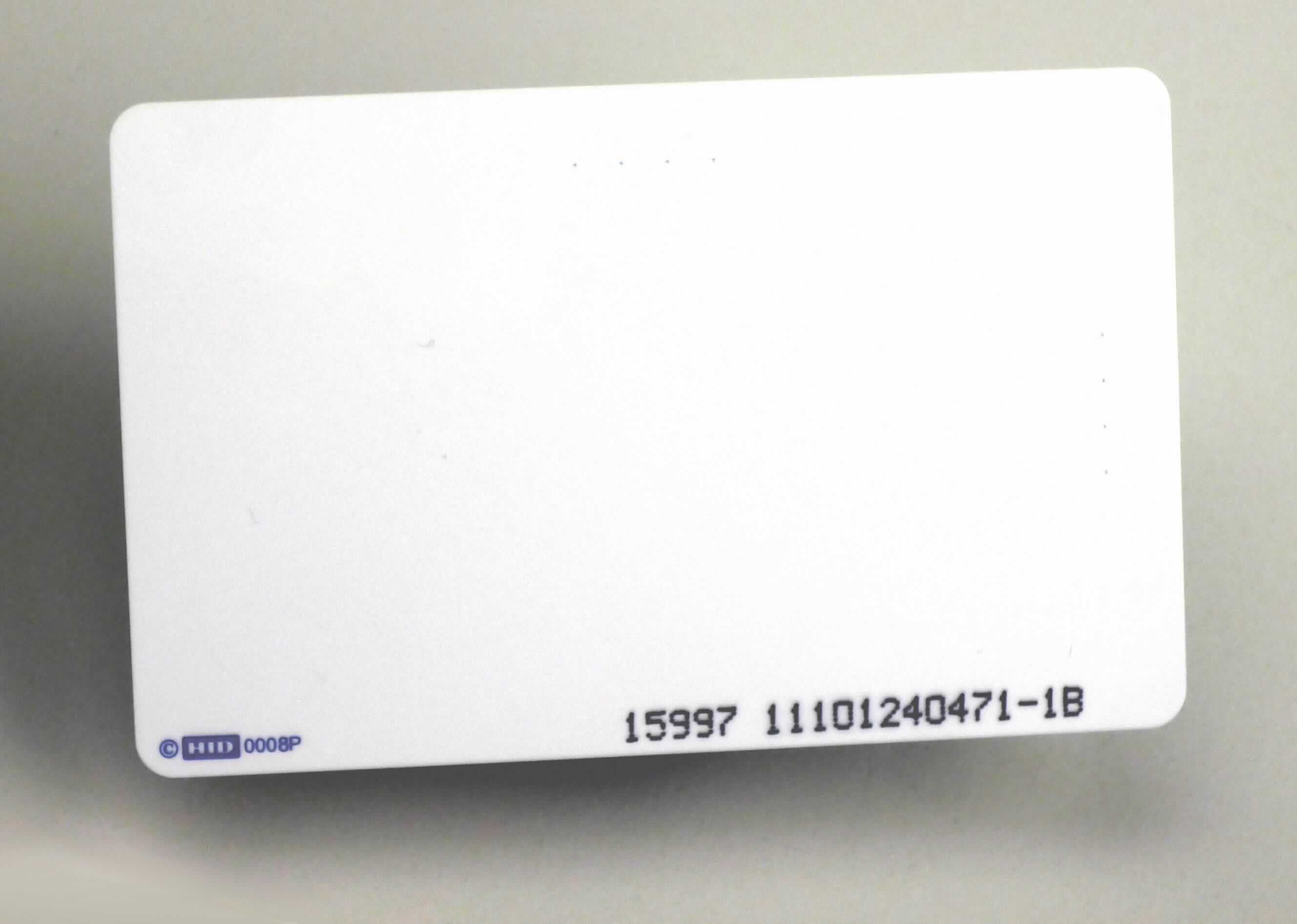 Halbleiter-Aufzeichnungsträger, sog. Key Card, im Wesentlichen bestehend aus einer elektronischen integrierten Schaltung und einer Antenne in einer flachen, rechteckigen, ca. 8,75 x 5,4 cm großen Kunststoffkarte.
Das Erzeugnis dient als radiofrequenzprogrammierbare Zugangskarte bzw. als Identifikationsmedium in einem RFID-System.

Die Ware wird als "Halbleiter-Aufzeichnungsträger, Intelligente Karte (smart card)" eingereiht.

Anlage: 1 Abbildung