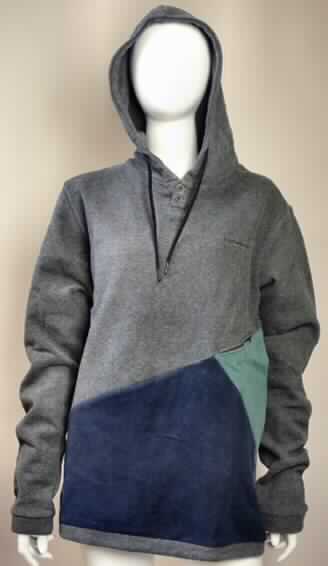 Pullover, sog. Sweatshirt Shadow, Größe M, Foto siehe Anlage,
- aus verschiedenen, einfarbigen, 1,3 mm dicken, innen gerauten Gewirken aus laut Antrag
  80 % Baumwolle und 20 % Polyester (synthetische Chemiefasern),
- über die Taille reichend (Rückenlänge: 72 cm),
- mit einer doppelt gearbeiteten Kapuze mit Tunnelzug,
- vorn mit einer teilweisen Öffnung mit Knopfverschluss von links über rechts
  (Männerkleidung),
- mit langen Ärmeln, 
- vorn auf der linken Seite in Taillenhöhe mit einer kleinen, eingesetzten Tasche mit 
  Reißverschluss,
- am unteren Rand mit einem Kordelzug zu verengen.

"Pullover aus Gewirken, aus Baumwolle, kein Unterziehpulli, für Männer"
