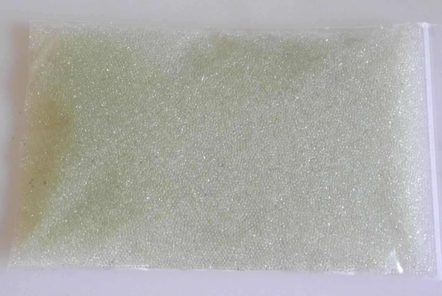 Mikrokugeln, sog. SiLibeads Glaskugeln Typ S < 1mm, Art. 4503R, Foto siehe Anlage, 
- massive Kugeln, 
- aus Glas, 
- mit einem Durchmesser von ca. 0,75 mm bis 1,0 mm, 
- nach der Formgebung gewaschen und poliert, 
- lt. Antrag zur Verwendung als Reflexperlen (z. B. als Beimischung in Straßenmarkierungsfarben) oder als sog.
  Mahlkugeln in Rührwerksmühlen.

"Mikrokugeln aus Glas, mit einem Durchmesser von 1 mm oder weniger"