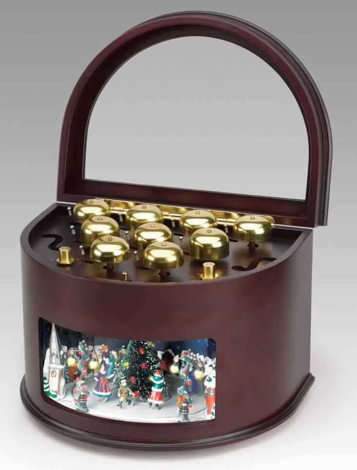 Sog. Spieluhr "Symphonie der Glocken", im Wesentlichen bestehend aus einem Etui aus Holz in Form einer halbrunden Kiste mit einem Deckel mit Glassichtfenster und einem Schaukasten im unteren Teil. Eingebaut ist ein elektronisches Musikmodul mit 50 eingespeicherten Melodien, die durch ein mechanisches Glockenspiel ertönen und durch zwei Drehknöpfe eingestellt werden können. Die 9 Glocken sowie Klöppel sind unter dem Deckel sichtbar. Die im Schaukasten dargestellte Szene mit einem geschmückten Weihnachtsbaum, einer Kirche und Schlittschuh laufenden Figuren bewegt sich beim Abspielen der Musik und im Weihnachtsbaum blinken Lichter.
Bei der Ware handelt es sich nicht um einen Weihnachtsartikel der Position 9505 ZT, da die vorrangige Funktion das Spielen von Musik ist.

Die durch einen dazugehörigen Netzadapter mit Kabel betriebene Ware ist als "ein den Orchestrien ähnliches und im Kapitel 92 ZT anderweit nicht erfasstes Musikinstrument" einzureihen.

Anlage: 1 Abbildung