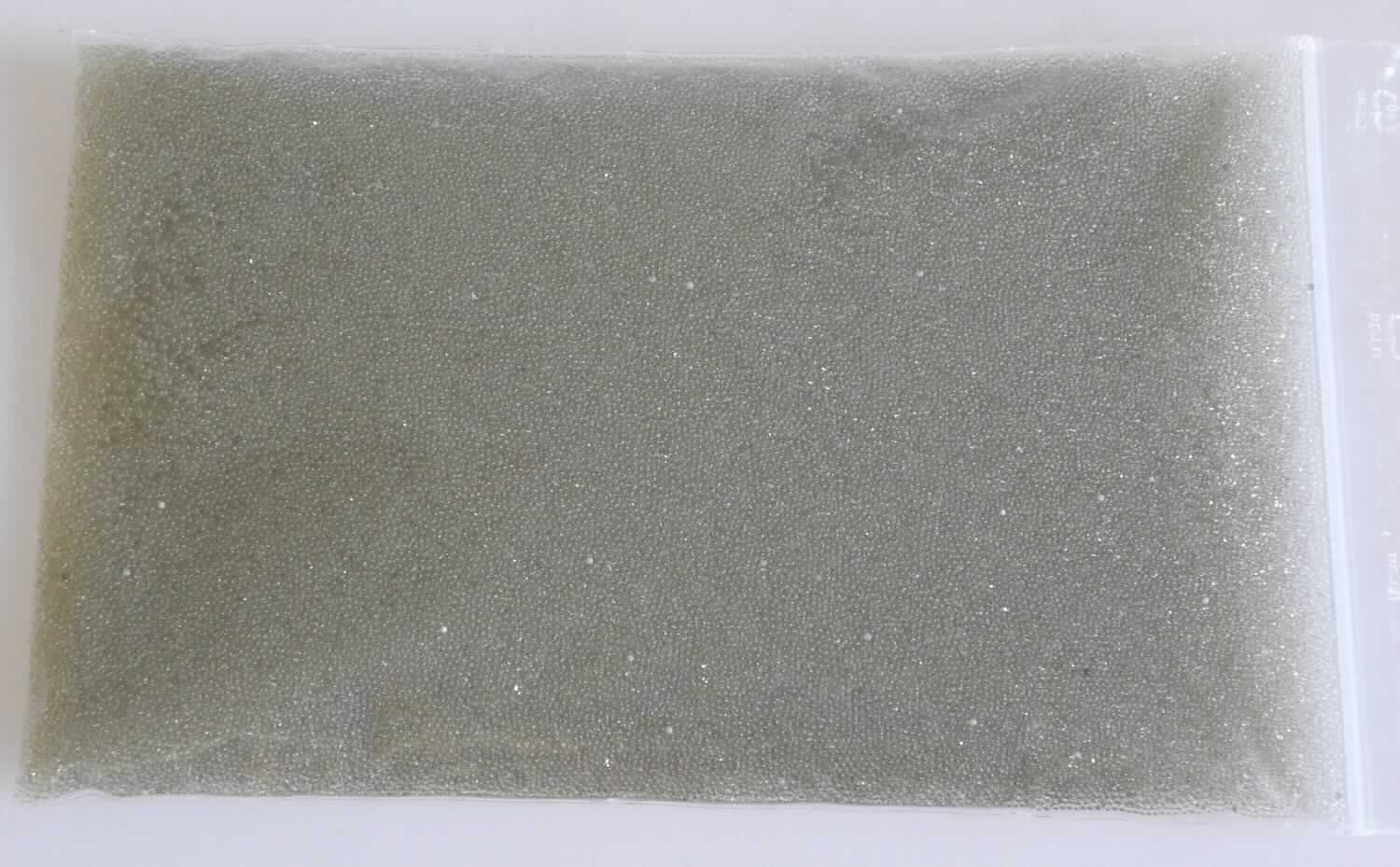 Mikrokugeln, sog. SiLibeads Glaskugeln Typ SL < 1mm, Art. 7502R, Foto siehe Anlage, 
- massive Kugeln, 
- aus Glas, 
- mit einem Durchmesser von ca. 0,50 mm bis 0,75 mm, 
- nach der Formgebung gewaschen und poliert, 
- lt. Antrag zur Verwendung als sog. Mahlkugeln in Rührwerksmühlen.

"Mikrokugeln aus Glas, mit einem Durchmesser von weniger als 1 mm"