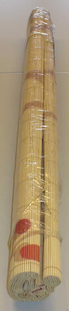 Bambus-Rollo 
- rechteckig, in den Abmessungen von ca. 80 x 160 cm,
- charakterverleihend aus ca. 3 mm breiten, biegsamen, naturfarbenen Bambusstäbchen 
  hergestellt, die durch Haltefäden aus Spinnstoffgarnen in Flächenform parallel aneinander 
  gefügt sind,
- mit einer verholzten Bambusstange am oberen und unteren Ende des Rollos versehen,
- auf der Außenseite mit einem floralen Motiv bedruckt, 
- mit einer Aufrollvorrichtung aus unedlem Metall und einem Zugband aus Spinnstoffen
  ausgestattet, 
- ohne Hinweise auf Fertigung in Handarbeit.