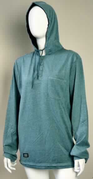 Hemd, sog. Longsleeve Fall A, Größe M, Foto siehe Anlage,
- aus 0,6 mm dicken (leichten), melierten Gewirken aus laut Etkikett 65 % Polyester 
  (synthetische Chemiefasern) und 35 % Baumwolle; mit durchschnittlich mehr als 10 Maschen 
  je linearen Zentimeter in jeder Richtung , 
- über die Taille reichend (Rückenlänge: 71 cm),
- mit einer angesetzten, gefütterten Kapuze mit Tunnelzug,
- vorn mit einer nicht durchgehenden Öffnung mit Knopfverschluss von links über rechts 
  (Männerkleidung),
- mit langen Ärmeln,
- mit einer aufgesetzten, offenen Brusttasche,
- am unteren Rand gesäumt,
- erfüllt nach Schnitt, Ausstattung sowie Art, Dicke und Maschenzahl des Gewirkes die
  Merkmale zur Einreihung als Hemd (somit kein Kleidungsstück der Position 6114).

"Hemd aus Gewirken, für Männer, aus synthetischen Chemiefasern"