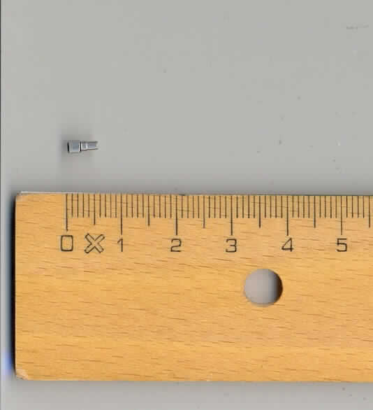 Sog. Hülse, Art.-Nr. 348496-EKS-122-032, im Wesentlichen bestehend aus einer speziell geformten, länglichen, abgestuften, innen hohlen Vorrichtung aus Edelstahl, einseitig rohrförmig, auf der anderen Seite eckig, mit einer Länge von ca. 5,5 mm, äußerer/innerer Durchmesser der rohrförmigen Seite ca. 1,6/1,35 mm und Maße der eckigen Seite ca. 1,9 x 2,8 mm. Die eckige Seite weist zudem einen Schlitz auf.
Äußere Form siehe Abbildung in der Anlage.
Die Ware wird in die Elektrode eines Herzschrittmachers eingesetzt und dient dort als Verbindungsstück zwischen der Außenzuleitung und der Seilzugleitung innerhalb der Elektrode (sämtlich nicht Gegenstand dieser Auskunft).

Die Ware wird als "Teil, erkennbar hauptsächlich für eine Vorrichtung zum Beheben eines Funktionsschadens, zum Implantieren in den menschlichen Körper (Herzschrittmacher) bestimmt" eingereiht.