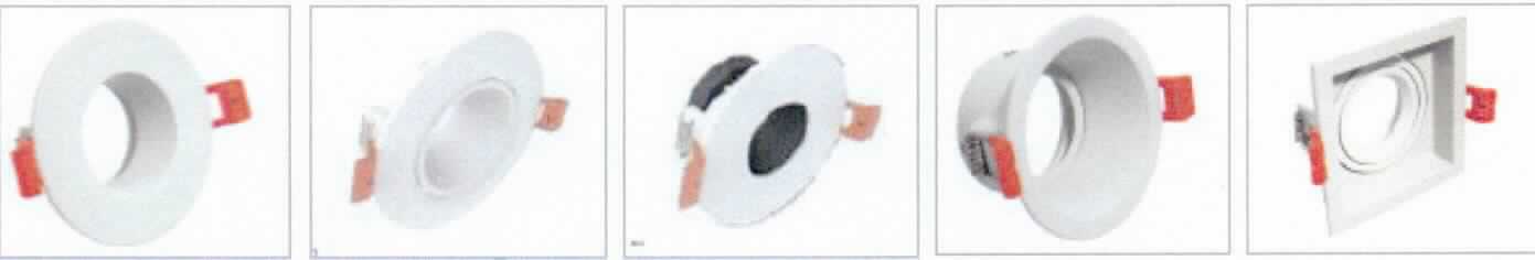 Es handelt sich bei der Ware "LED-Einbauring" um ein Aluminiumgehäuse, ausgestattet mit Befestigungsklammern, das zur Aufnahme einer LED-Leuchte (LED-Downlight-Cosmos-SmartMini-M) bestimmt ist und im Weiteren die Verwendung als Einbauleuchte ermöglicht.
Der Einbauring stellt sich somit als erkennbares Gehäuseteil einer elektrischen Leuchte dar.

Modellvarianten:
LED-Einbauring für Cosmos-SmartMini-A1/Lochmaß Durchm. 80 mm (M-002730)
LED-Einbauring für Cosmos-SmartMini-A2/Lochmaß Durchm. 90 mm (M-002731)
LED-Einbauring für Cosmos-SmartMini-A3/Lochmaß Durchm. 80 mm (M-002732)
LED-Einbauring für Cosmos-SmartMini-A6/Lochmaß Durchm. 90 mm (M-002754)
LED-Einbauring für Cosmos-SmartMini-A8/Lochmaß 85 x 85 mm (M-002744)

Das Erzeugnis ist als "Teil eines Beleuchtungskörpers (einschließlich Scheinwerfer), anderweit weder genannt noch inbegriffen, aus Metall, nicht von den Codenummern 9405 9900 10 0 und 9405 9900 20 0 erfasst" einzureihen.