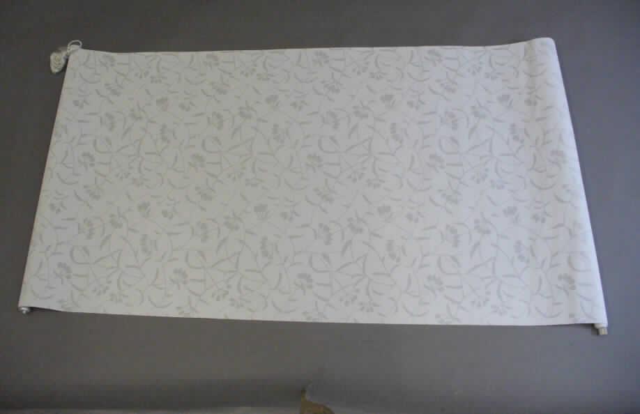 Innenrollo, sog. Rollo bedruckt, Nan 0898804, Kat. 9512, Item HR752-1NA19, siehe beigefügtes 
Foto,
- in den Abmessungen: 170 cm x 80 cm (Länge x Breite),
- aus 0,4 mm dicken, mit einem floralen Muster bedruckten, nicht durchscheinenden Geweben aus
  lt. Antrag 100% Polyester (synthetische Chemiefasern); mit einer Kopfleiste aus lt. Antrag
  Aluminium und eine Unterleiste aus Kunststoff; das Gewebe verleiht der Ware nach dem Umfang 
  und nach der Bedeutung des Stoffes in Bezug auf die Verwendung den wesentlichen Charakter,
- mit einer seitlichen Kette zu regulieren,
- durch Zusammennähen bzw. -stecken konfektioniert,
- in einer länglichen Verpackung aus Kunststoff zusammen mit Montagematerial (Kunststoffteile
  und Schrauben aus unedlem Metall) verpackt.