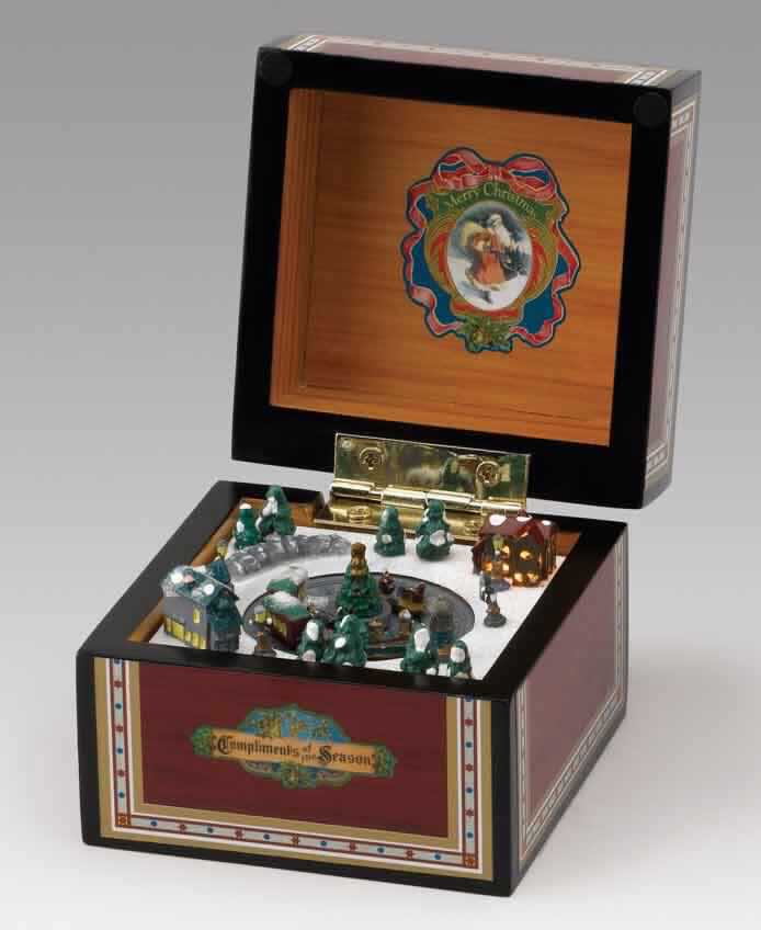Sog. Spieluhr "Mini-mini Zug", im Wesentlichen bestehend aus einem Etui aus Holz in Form einer quadratischen Kiste mit einem Deckel mit Ornamenten und mit einem eingebauten und per Hand aufzuziehenden Spieldosenmechanismus (laut Antragstellerangaben). Beim Aufklappen des Behältnisses wird eine winterliche Landschaft mit verschneiten Häusern und Bäumen sowie verschiedenen Figuren sichtbar (zum Teil beleuchtet) und die innere Zugszene um einen Tannenbaum herum auf einer Kreisfläche dreht sich nach Aufziehen der Spieluhr zur Melodie "We wish you a Merry Christmas". Die Beleuchtung wird über ein elektronisches Modul gesteuert. 
Bei der Ware handelt es sich nicht um einen Weihnachtsartikel der Position 9505 des ZT, da die vorrangige Funktion das Spielen von Musik ist.

Die Ware ist als "Spieldose" einzureihen.

Anlage: 1 Abbildung