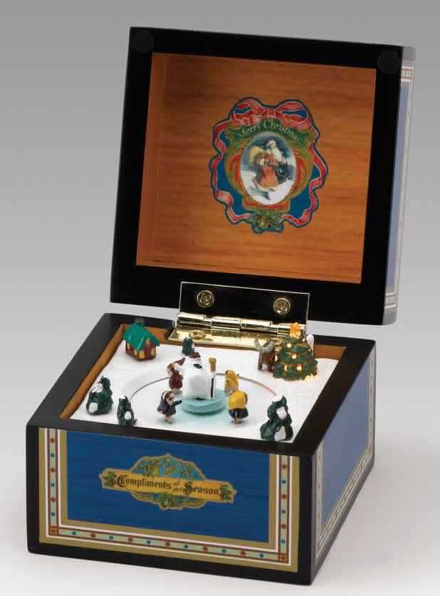 Sog. Spieluhr "Mini-mini Schlittschuhe", im Wesentlichen bestehend aus einem Etui aus Holz in Form einer quadratischen Kiste mit einem Deckel mit Ornamenten und mit einem eingebauten und per Hand aufzuziehenden Spieldosenmechanismus (laut Antragstellerangaben). Beim Aufklappen des Behältnisses wird eine winterliche Landschaft mit verschneiten Bäumen und einem Haus sowie verschiedenen Figuren sichtbar (zum Teil beleuchtet) und die innere Szene mit Schlittschuhläufern auf einer Eisfläche dreht sich nach Aufziehen der Spieluhr zur Melodie "Deck the Halls". Die Beleuchtung wird über ein elektronisches Modul gesteuert. 
Bei der Ware handelt es sich nicht um einen Weihnachtsartikel der Position 9505 des ZT, da die vorrangige Funktion das Spielen von Musik ist.

Die Ware ist als "Spieldose" einzureihen.

Anlage: 1 Abbildung