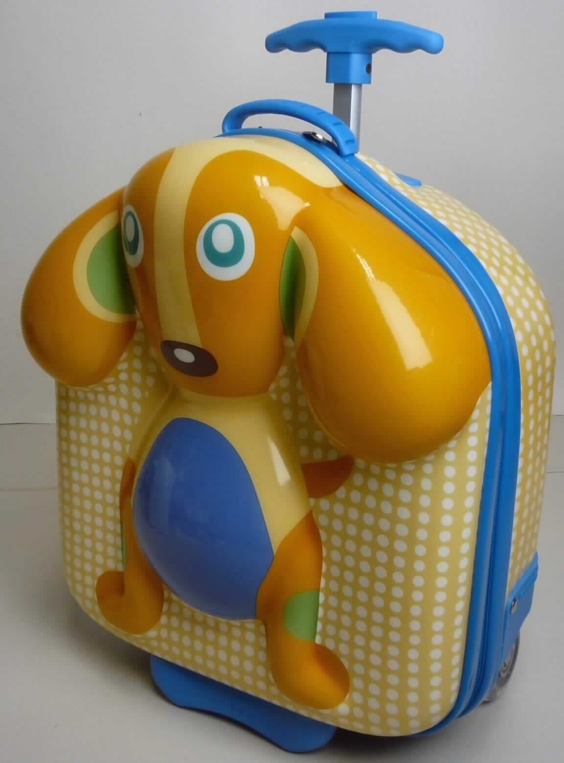Reisekoffer, sog. Kindertrolley, Art. Nr.: 46021 0099 AU, Foto siehe Anlage,
- mit einer Außenseite aus formgepresstem, bedrucktem Kunststoff in Form von zwei Halbschalen,
- - die Halbschale der Vorderseite ist u. a. mit einem dreidimensional gestalteten Motiv in Form eines
    Hundes versehen,
- mit einem ausziehbaren Griff zum Ziehen des Koffers; im Bodenteil mit zwei Rollen und einem Standfuß
  aus Kunststoff,
- mit einem Tragegriff an der Oberseite,
- mit einem an drei Seiten umlaufenden Reißverschluss,
- an einer Innenseite im Bodenteil mit einem Kreuzpackgurt mit Schnappverschluss; im Deckel 
  mit einer Abdeckung aus Spinnstoffgewebe mit einem umlaufenden Reißverschluss,
- in den Abmessungen: ca. 32 cm (Breite) x 16 cm (Tiefe) x 38 cm (Höhe),
- auf der Rückseite mit zwei gepolsterten Rückentragegurten (stellt sich aufgrund des äußeren
  Erscheinungsbildes und der Ausstattung jedoch nicht als Rucksack dar).

"Reisekoffer, mit Außenseite aus formgepresstem Kunststoff"