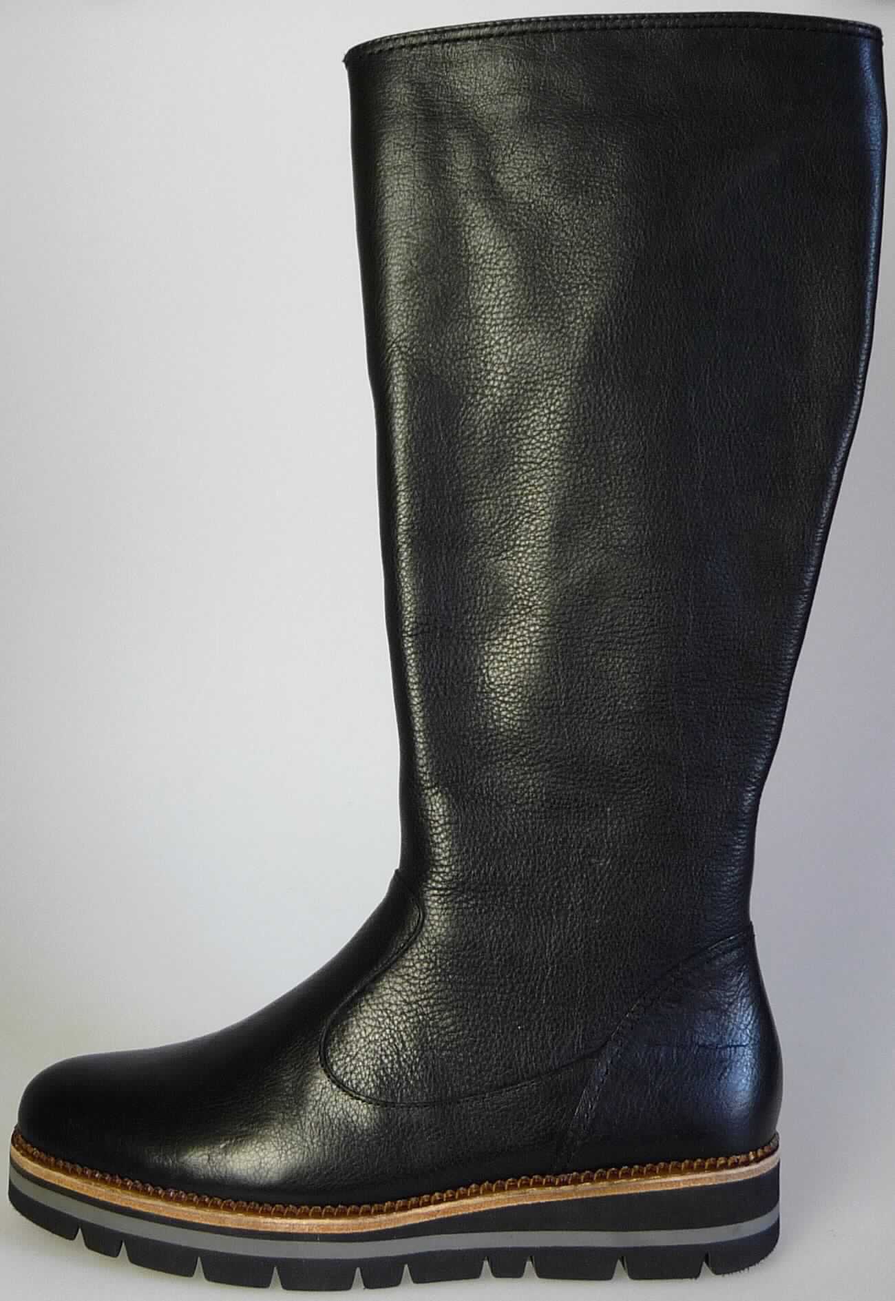 Freizeitstiefel (lt. Antrag: "Freizeitschuh für Damen", Foto siehe Anlage)
- mit Laufsohlen aus (lt. Antrag) Kautschuk; ohne Hauptsohle aus Holz,
- mit Oberteil aus Leder (den größten Teil der Außenfläche bildend) und Spinnstoff,
- seitlich mit Reißverschluss,
- ohne Metallschutz in der Vorderkappe,
- den Knöchel und die Wade bedeckend (die dickste Stelle der Wade bedeckend; 
  Schafthöhe: ca. 37 cm bei Größe 37),
- mit einer Länge der Innensohle von mehr als 24 cm,
- für Frauen (u. a. schmaler Schnitt)

"Schuhe mit Laufsohlen aus Kautschuk und Oberteil aus Leder, andere als in den UPos.
 6403 1200 bis 6403 9191 genannt, für Frauen"