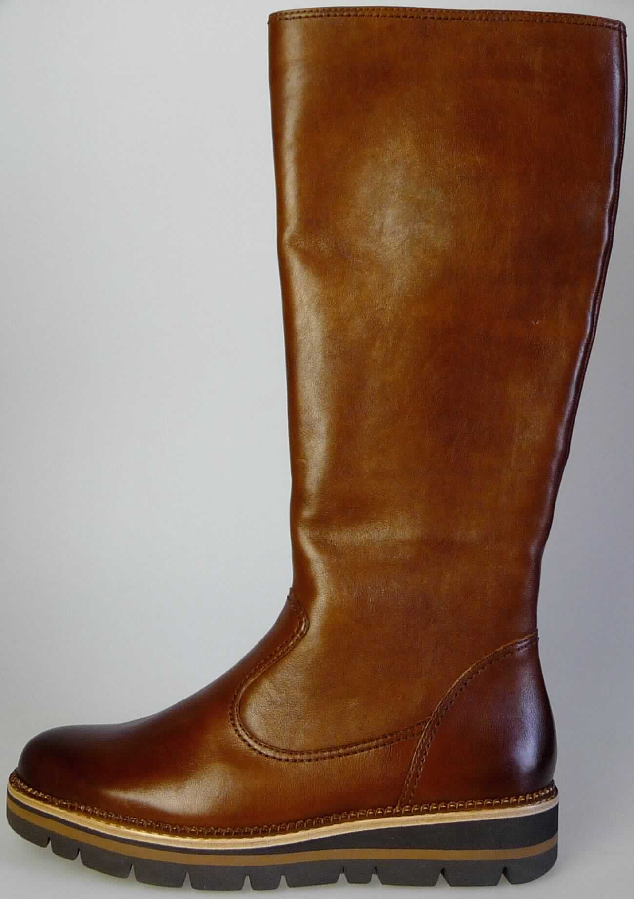 Freizeitstiefel (lt. Antrag: "Freizeitstiefel für Damen", Foto siehe Anlage)
- mit Laufsohlen aus (lt. Antrag) Kautschuk; ohne Hauptsohle aus Holz,
- mit Oberteil aus Leder (den größten Teil der Außenfläche bildend) und Spinnstoff,
- seitlich mit Reißverschluss,
- ohne Metallschutz in der Vorderkappe,
- den Knöchel und die Wade bedeckend (die dickste Stelle der Wade bedeckend; 
  Schafthöhe: ca. 37 cm bei Größe 37),
- mit einer Länge der Innensohle von mehr als 24 cm,
- für Frauen (u. a. schmaler Schnitt)

"Schuhe mit Laufsohlen aus Kautschuk und Oberteil aus Leder, andere als in den UPos.
 6403 1200 bis 6403 9191 genannt, für Frauen"
