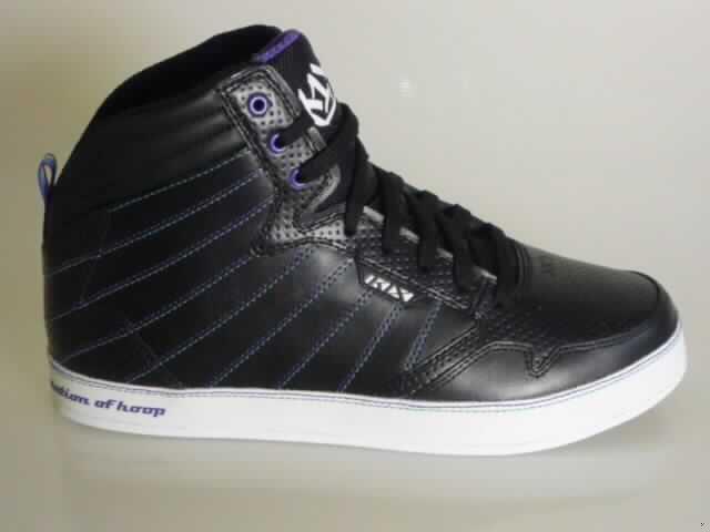 Trainingsschuhähnliche Schuhe (lt. Antrag: "Basketball performance Schuh (Hightop # 1000-0036/0641", siehe Foto)
- mit Laufsohlen aus (lt. Antrag) Kunststoff; ohne Hauptsohle aus Holz,
- mit Oberteil (geschlossenes Blatt) aus Leder,
- auf das Oberteil ist im Fersenbereich ein Stück aus Spinnstoff als Verstärkungsteil 
  aufgesetzt,
- mit Schnürsenkelverschluss,
- nicht mit Dornen, Krampen, Klammern, Stollen oder ähnlichen Vorrichtungen versehen oder 
  für deren Anbringung hergerichtet (keine Sportschuhe),
- ohne Schutz in der Vorderkappe,
- den Knöchel, jedoch nicht die Wade bedeckend,
- mit einer Länge der Innensohle von mehr als 24 cm,
- nicht als Männer- oder Frauenschuhe erkennbar,
- nach Spezialtechniken hergestellt, mit mehrlagiger, geformter, stoßdämpfende 
  Eigenschaften aufweisender Sohle aus synthetischen Stoffen,
- mit einem cif-Preis je Paar von (lt. Antrag) mehr als 7,50 Euro

"Schuhe mit Laufsohlen aus Kunststoff und Oberteil aus Leder, andere als in den UPos.
 6403 1200  bis 6403 9111 genannt, nicht als Männer- oder Frauenschuhe erkennbar, nach 
 Spezialtechniken hergestellt"