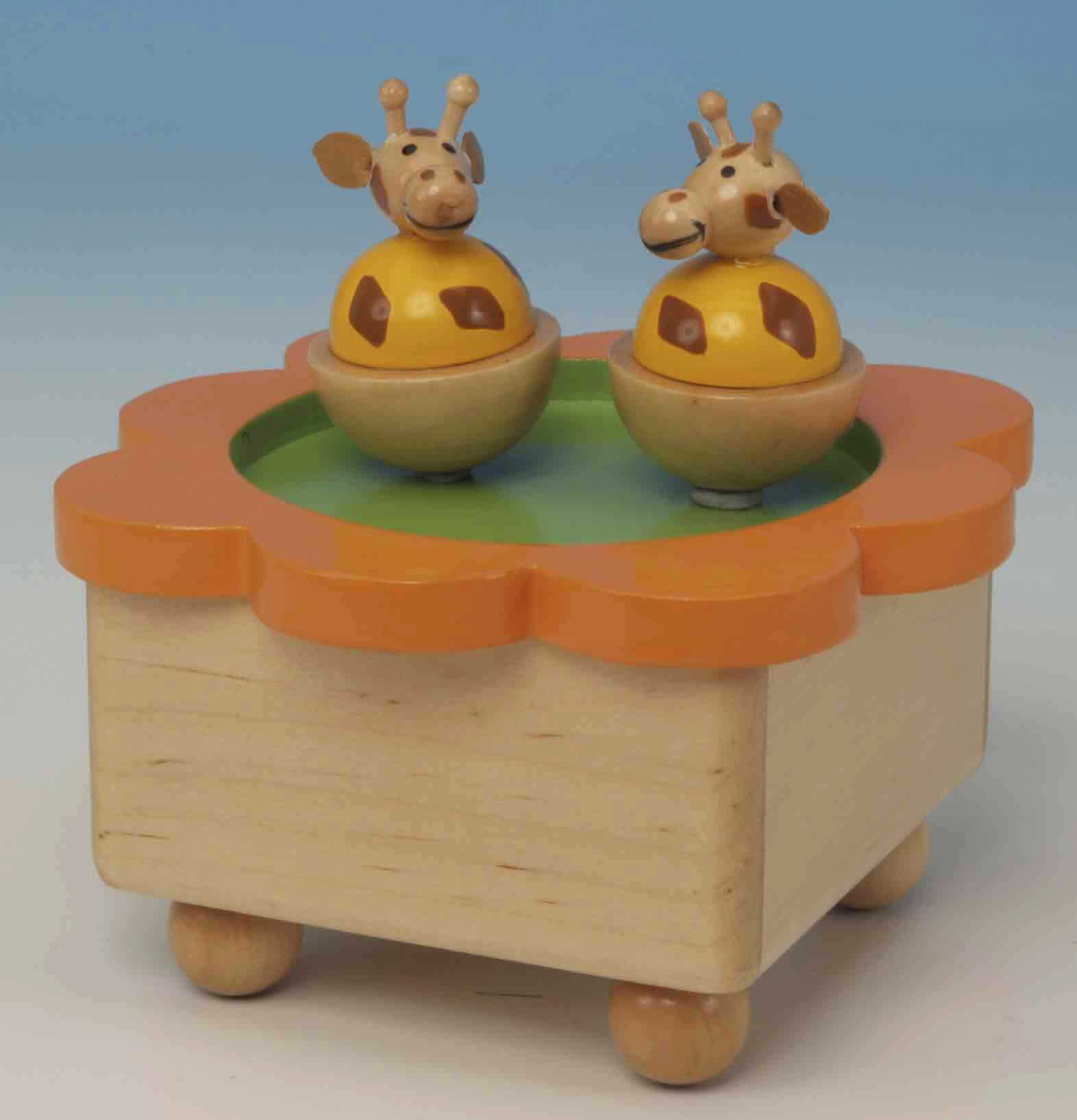 Sog. Spieluhr "Tanzgiraffen", im Wesentlichen bestehend aus einem bemalten und lackierten rechteckigen Kästchen aus Holz (ca. 10 x 10 x 5,5 cm groß) mit vier kugelförmigen Standfüßen, einem innen liegenden drehbaren Magneten, zwei lose auf das Kästchen aufgestellte, magnetische, ca. 5 cm große Holzfiguren (Giraffen darstellend) und einem eingebauten mechanischen Spieldosenmechanismus. 
Wird der Spieldosenmechanismus an der Unterseite des Holzkästchens aufgezogen, ertönt die Melodie "Talk to the animals" und die Holzfiguren drehen sich auf dem Kästchen.

Die in einem Pappkarton mit Sichtfenster verpackte Ware ist als "Spieldose" einzureihen.

Anlage: 1 Abbildung