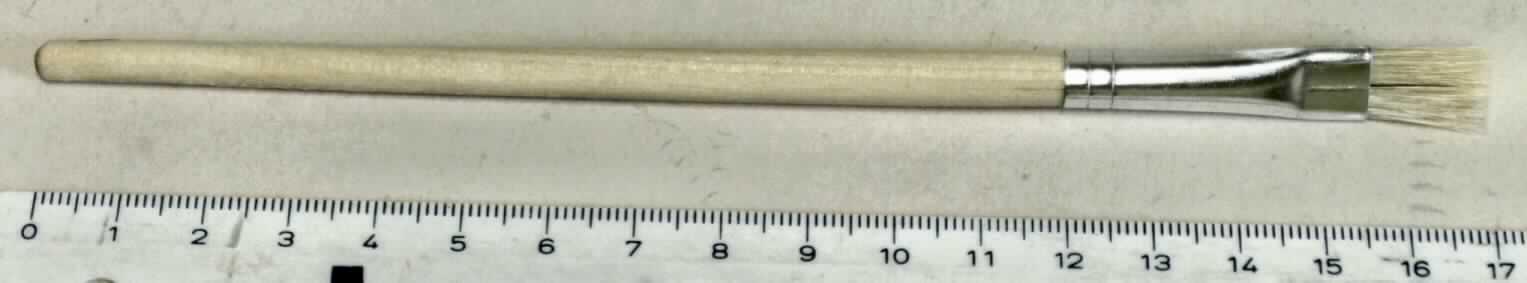 Malpinsel der Größe 8 (L = 17 cm) mit beigefarbenem, flachem Pinselkopf mit rechteckigem
Querschnitt, aus Tierhaar, mit einer Zwinge aus silbernem, unedlem Metall und einem Stiel
aus naturbelassenem, hellem Holz.

Diese Ware ist als "Pinsel für Kunstmaler und Schreibpinsel" einzureihen.