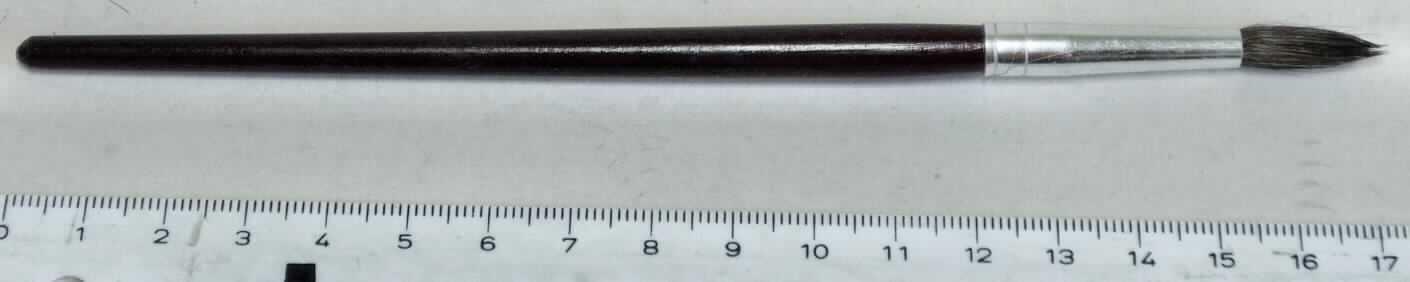 Malpinsel der Größe 8 (L = 17 cm) mit spitz zulaufendem, an der Spitze abgerundetem, braunem Pinselkopf, aus Tierhaar, mit einer silbernen Zwinge aus unedlem Metall und einem Stiel aus rot-braun gefärbtem Holz.

Diese Ware ist als "Pinsel für Kunstmaler und Schreibpinsel" einzureihen.