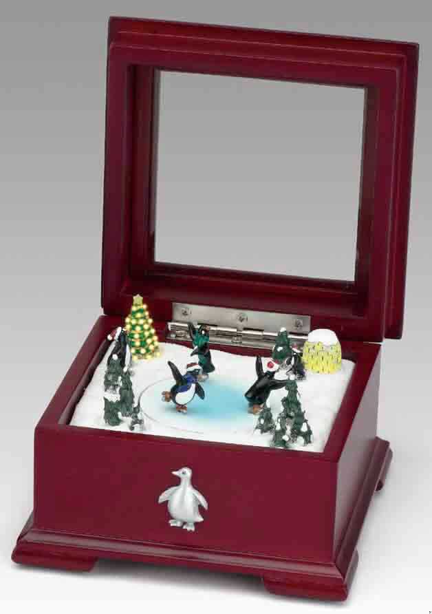 Sog. Spieluhr "Pinguine", im Wesentlichen bestehend aus einem Etui aus Holz (Antragstellerangabe) in Form einer quadratische Kiste mit einem Deckel mit Glassichtfenster und mit einem eingebauten und von außen per Hand aufzuziehenden Spieldosenmechanismus. Beim Aufklappen des Behältnisses wird eine winterliche Landschaft mit verschneiten Bäumen sowie einem geschmückten und leuchtenden Weihnachtsbaum sichtbar und die innere Szene mit Schlittschuh laufenden Pinguinen auf einer Eisfläche dreht sich nach Aufziehen der Spieluhr zur Melodie "Joy to the world". 
Bei der Ware handelt es sich nicht um einen Weihnachtsartikel der Position 9505 des ZT, da die vorrangige Funktion das Spielen von Musik ist.

Die Ware ist als "Spieldose" einzureihen.

Anlage: 1 Abbildung