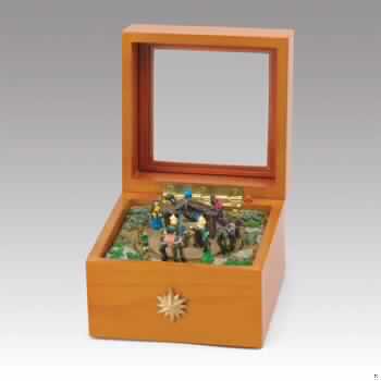 Sog. Spieluhr "Mini-Krippe", im Wesentlichen bestehend aus einem Etui aus Holz (Antragstellerangabe) in Form einer quadratische Kiste (ca. 10 x 10 x 8 cm groß) mit einem Deckel mit Glassichtfenster und mit einem eingebauten und von unten per Hand aufzuziehenden Spieldosenmechanismus. Beim Aufklappen des Behältnisses wird eine beleuchtete Krippenszene mit verschiedenen Figuren, Tieren und Landschaftselementen sichtbar, und die innere Szene auf einer Kreisfläche dreht sich nach Aufziehen der Spieluhr zur Melodie "Away in a manger". 
Bei der Ware handelt es sich nicht um einen Weihnachtsartikel der Position 9505 des ZT, da die vorrangige Funktion das Spielen von Musik ist.

Die in einem bedruckten Umkarton verpackte Ware ist als "Spieldose" einzureihen.

Anlage: 1 Abbildung