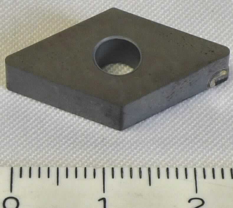Keramische Waren zu technischen Zwecken, sog. CBN-Wendeplatten, Foto siehe Anlage,
- aus verschiedenen Stoffen zusammengesetzte Waren, bestehend aus:
- - einem Träger aus Cermets (lt. Antrag auf der Grundlage von Wolframcarbid und Cobalt als Binder),
- - und einer oder mehreren aufgebrachten Schneidecken aus anderen keramischen Stoffen als Porzellan
    (lt. Antragsangaben aus CBN; kubisches Bornitrid) mit einem keramischen Bindemittel,
- - - nach vorheriger Formgebung gebrannt,
- - - lt. Antrag mit einer Mohsschen Härte von 9 oder mehr,
- - ggf. mit einer Beschichtung aus Titanaluminiumnitrid (TiAlN) oder Titannitrid (TiN) versehen, die als
    Verschleißschutz oder zur besseren Erkennbarkeit bereits abgenutzter Waren dient,
- zur Verwendung als Schneidkörper in Werkzeugmaschinen für die Metallbearbeitung,
- die Schneidecke/n aus CBN verleihen den Waren insbesondere aufgrund ihrer Bedeutung in Bezug auf die 
  Verwendung den wesentlichen Charakter, 
- eine Einreihung in das Kapitel 82 kommt nicht in Betracht, u. a. da es sich bei der charakterbestimmenden
   Schneidecke/n weder um ein Cermet handelt, noch um eine Ware, die aus Stoffen besteht, die in Anmerkung
   1 zu Kapitel 82 in Bezug auf das arbeitende Teil zugelassen sind.

"Keramische Waren zu technischen Zwecken, nicht aus Porzellan, mit einer Mohsschen Härte von mehr als 9"
