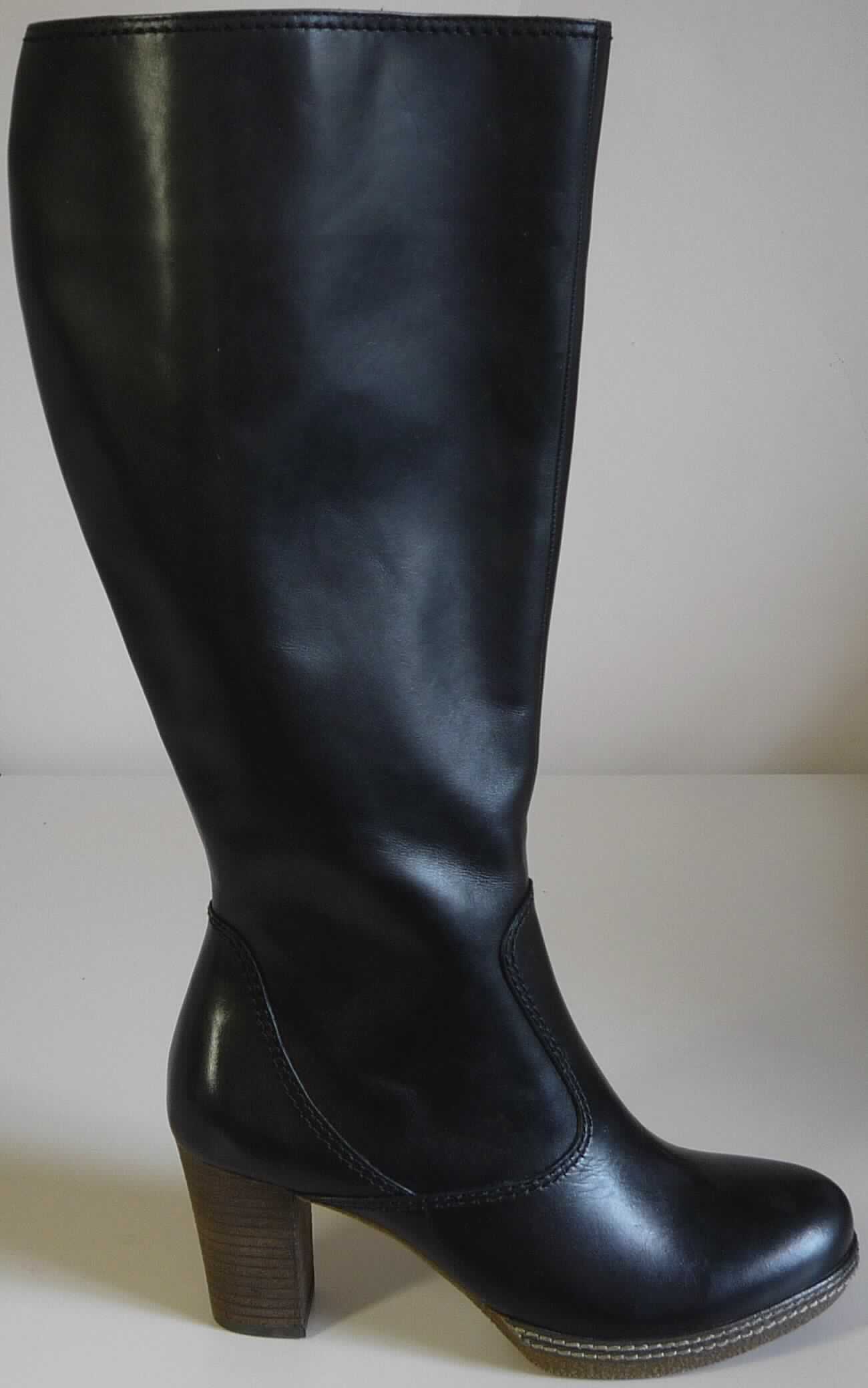 Freizeitstiefel (lt. Antrag: "Freizeitstiefel für Damen", Foto siehe Anlage)
- mit Laufsohlen aus (lt. Antrag) Kautschuk; ohne Hauptsohle aus Holz,
- mit Oberteil aus Leder,
- seitlich mit Reißverschluss,
- ohne Metallschutz in der Vorderkappe,
- den Knöchel und die Wade bedeckend (über die dickste Stelle der Wade hinausreichend),
- mit einer Länge der Innensohle von 24 cm oder mehr,
- für Frauen (u. a. schlanker Schnitt und hoher Absatz)

"Schuhe mit Laufsohlen aus Kautschuk und Oberteil aus Leder, andere als in den UPos.
 6403 1200 bis 6403 9191 genannt, für Frauen"