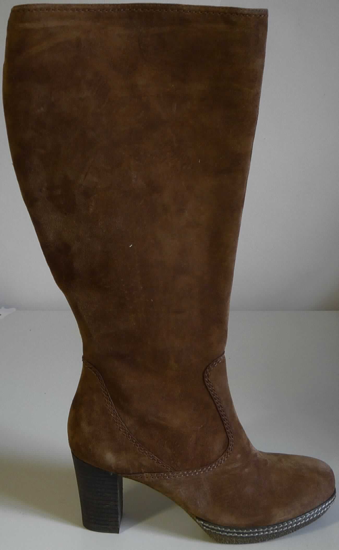 Freizeitstiefel (lt. Antrag: "Freizeitstiefel für Damen", Foto siehe Anlage)
- mit Laufsohlen aus (lt. Antrag) Kautschuk; ohne Hauptsohle aus Holz,
- mit Oberteil aus Leder,
- seitlich mit Reißverschluss,
- ohne Metallschutz in der Vorderkappe,
- den Knöchel und die Wade bedeckend (über die dickste Stelle der Wade hinausreichend),
- mit einer Länge der Innensohle von 24 cm oder mehr,
- für Frauen (u. a. schlanker Schnitt und hoher Absatz)

"Schuhe mit Laufsohlen aus Kautschuk und Oberteil aus Leder, andere als in den UPos.
 6403 1200 bis 6403 9191 genannt, für Frauen"