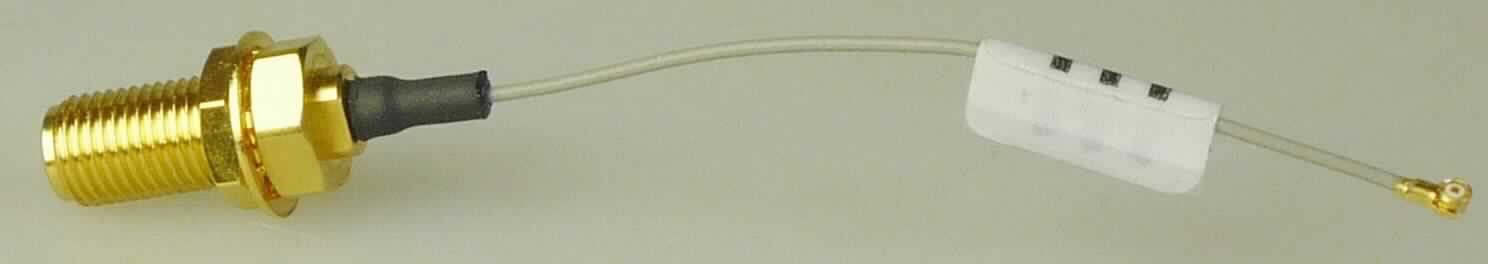Mini-Koaxial Kabel, aus einem isolierten elektrischen Leiter (AWG 36), koaxial aufgebaut, mit einer Länge von 50 mm, für eine maximale Spannung von 170 Volt, an einem Ende mit einem Miniatur-HF-Steckverbinder, am anderen Ende mit einer Sub-Minitur-A-Buchse ausgestattet, zur Verwendung als Antennenkabel.

Die Ware ist als "Koaxialkabel mit Anschlussstücken, nicht von der Codenummer 8544 2000 100 erfasst - Antennenkabel" einzureihen.