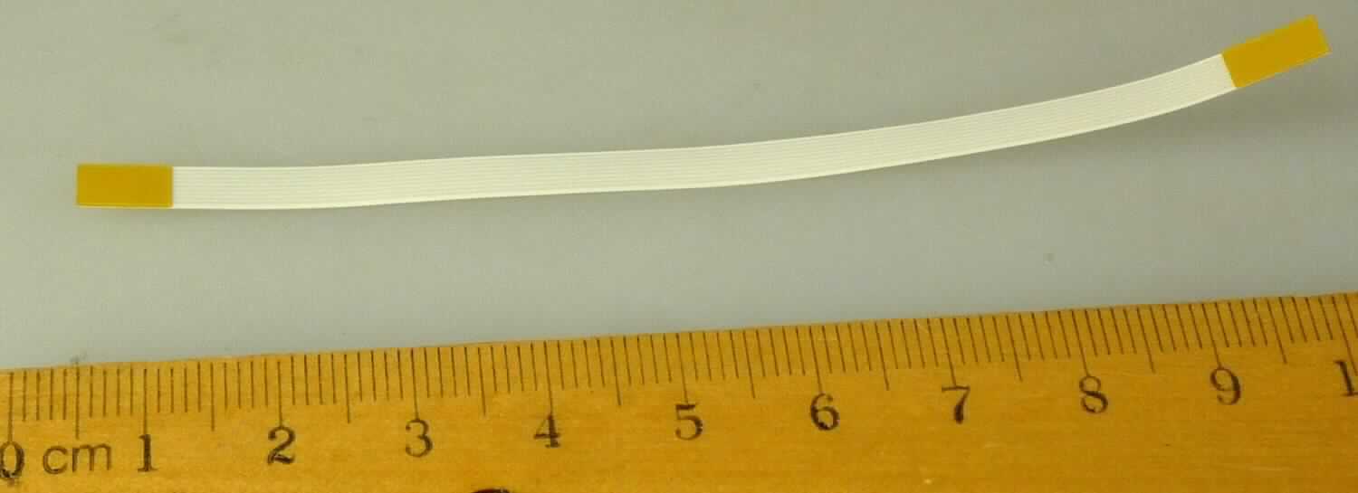 Sog. Flexkabel, isoliertes, elektrisches und flexibles Flachbandkabel, aus 9 isolierten Litzenleitern, durch eine PET-Isolierung zu einem Band verbunden und mit einer Länge von 102 mm, mit freiliegenden Kontaktflächen an beiden Enden und einer Spannung von nicht mehr als 60 V, einer Stromstärke von als 0,15 A, einer Wärmebeständigkeit von nicht mehr als 105 °C, die einzelnen Drähte mit einer Dicke von 0,035 mm, einer Breite von 0,32 mm sowie einem Pitch (Mitte-Mitte-Abstand der Leiter) von 0,5 mm und einem Abstand zwischen den Leitern von nicht mehr als 0,5 mm.
Eine Verwendung für die Telekommunikation ist nicht ersichtlich.

Das Erzeugnis ist als "isoliertes elektrisches Kabel, ohne Anschlussstücke, nicht von der für die Telekommunikation verwendeten Art, mit PET isoliertes, flexibles Kabel mit einer Spannung von nicht mehr als 60 V, einer Stromstärke von nicht mehr als 1 A, einer Wärmebeständigkeit von nicht mehr als 105 °C, einzelnen Drähten mit einer Dicke von nicht mehr als 0,1 mm (± 0,01 mm) und einer Breite von nicht mehr als 0,8 mm (± 0,03
mm), einem Abstand zwischen den Leitern von nicht mehr als 0,5 mm und einem Pitch (Mitte-Mitte-Abstand der
Leiter) von nicht mehr als 1,25 mm " einzureihen.