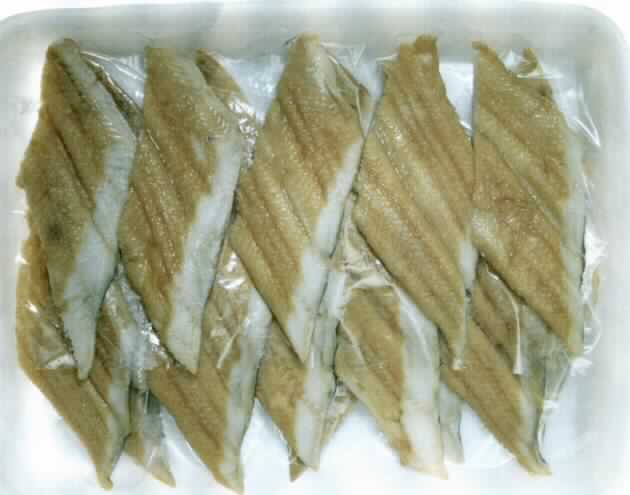Nach den Angaben der Antragstellerin handelt es sich um gekochte, marinierte, tiefgefrorene Fischfilets von Fischen der Art Conger conger (Familie Congridae/Meeraal). Die in kleine Scheiben geschnittenen Fischfilets werden zur Herstellung von Sushi (Topping) verwendet.
Jeweils 20 Fischfiletstückchen sind auf einem Tray (Inhalt ca. 160 g) aufgemacht.
Zutaten: Meeraal (95 %), Zucker, Salz, Sojasauce, Glucose, Fruktose, Aalextrakt, Weizenstärke.
Zolltarifrechtlich handelt es sich nicht um Aale (nur Anguilla spp.).

Zolltarifrechtlich handelt es sich um zubereitete Fischfilets von Meeraalen der Art Conger conger, in Scheiben geschnitten jedoch nicht fein zerkleinert.