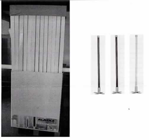 Sog. Warenpalette inkl. Bestückung, Art. 72031-00, s. Foto.
Es handelt sich um eine 1330 mm hohe Stehleuchte im Wesentlichen bestehend aus einem kreuzförmigen Metallfuß (charakterbestimmender Stoff aufgrund des Umfangs und der Bedeutung für die Verwendung) mit eingesteckter Leuchtstoffröhre (35W, in gelb, rot oder blau) und Kunststoffabdeckung. Die Leuchte ist mit einem Kabel und einem Stecker versehen und in einem länglichen Pappkarton verpackt. Insgesamt 60 Leuchten befinden sich in einem Umkarton aus Pappe.

Die Ware ist als "elektrische Stehlampe, anderweit weder genannt noch inbegriffen, aus Metall, von der mit Leuchtstoffröhren verwendeten Art, nicht handgearbeitet" einzureihen.