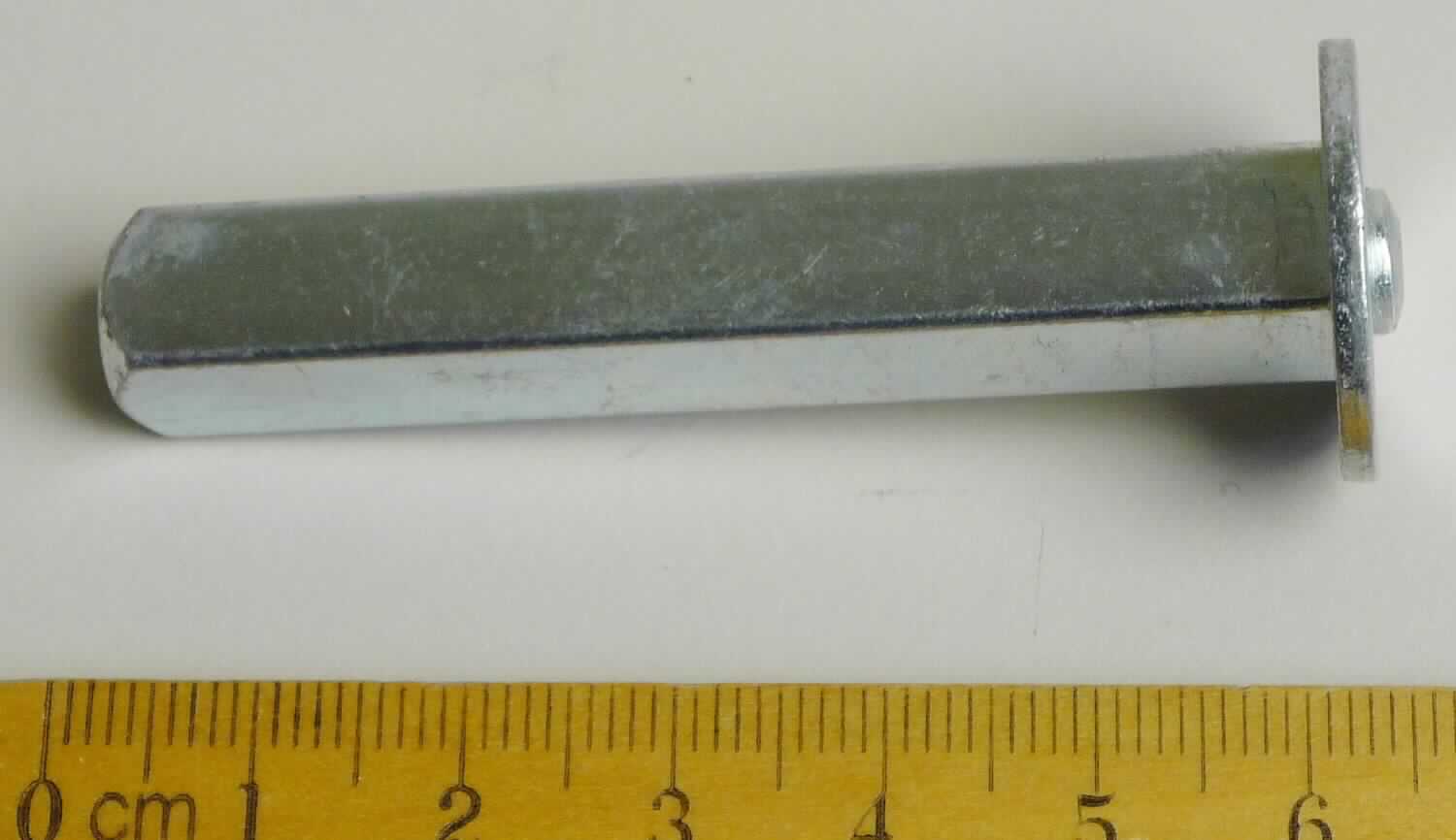 Es handelt sich um etwa 62 mm lange, massive Erzeugnisse aus Stahl mit quadratischem Querschnitt, die an einem Ende mit einer tellerartigen unverlierbaren Scheibe ausgestattet und am anderen Ende zu einem Innengewinde ausgearbeitet sind.
Die Erzeugnisse werden in Griffgarnituren für Garagentore eingebaut und dienen zur Übertragung der Drehbewegung des Griffs.
- Antragstellerangaben -

Abbildung siehe Anlage.

Derartige Erzeugnisse gehören als "Teile aus unedlen Metallen für Beschläge (Baubeschläge) aus unedlen Metallen, für Türen" zum TARIC-Code 8302 4110 00.