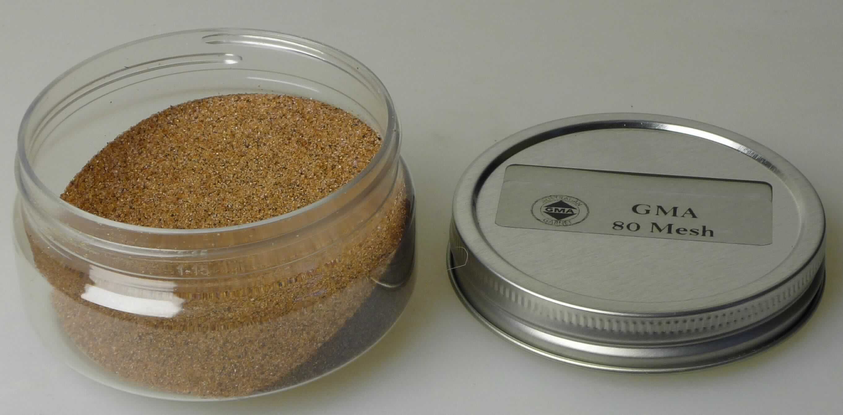 Angaben:
Natürlicher Granatsand aus Indien, USA und China für den Einsatz in abrasiven Technologien (inkl. Wasserstrahlschneiden), lose oder verpackt in Big Bags oder 25 kg Säcken. Gewinnung der Ware durch Herausbrechen aus Gestein, Zerkleinern, Waschen und Sieben.

Warenbeschaffenheit:
feine, kristalline, unterschiedlich stark rötlich gefärbte Körnung, teilweise mit sehr dunklen Partikeln vermengt.

Befund:
natürlicher Granat