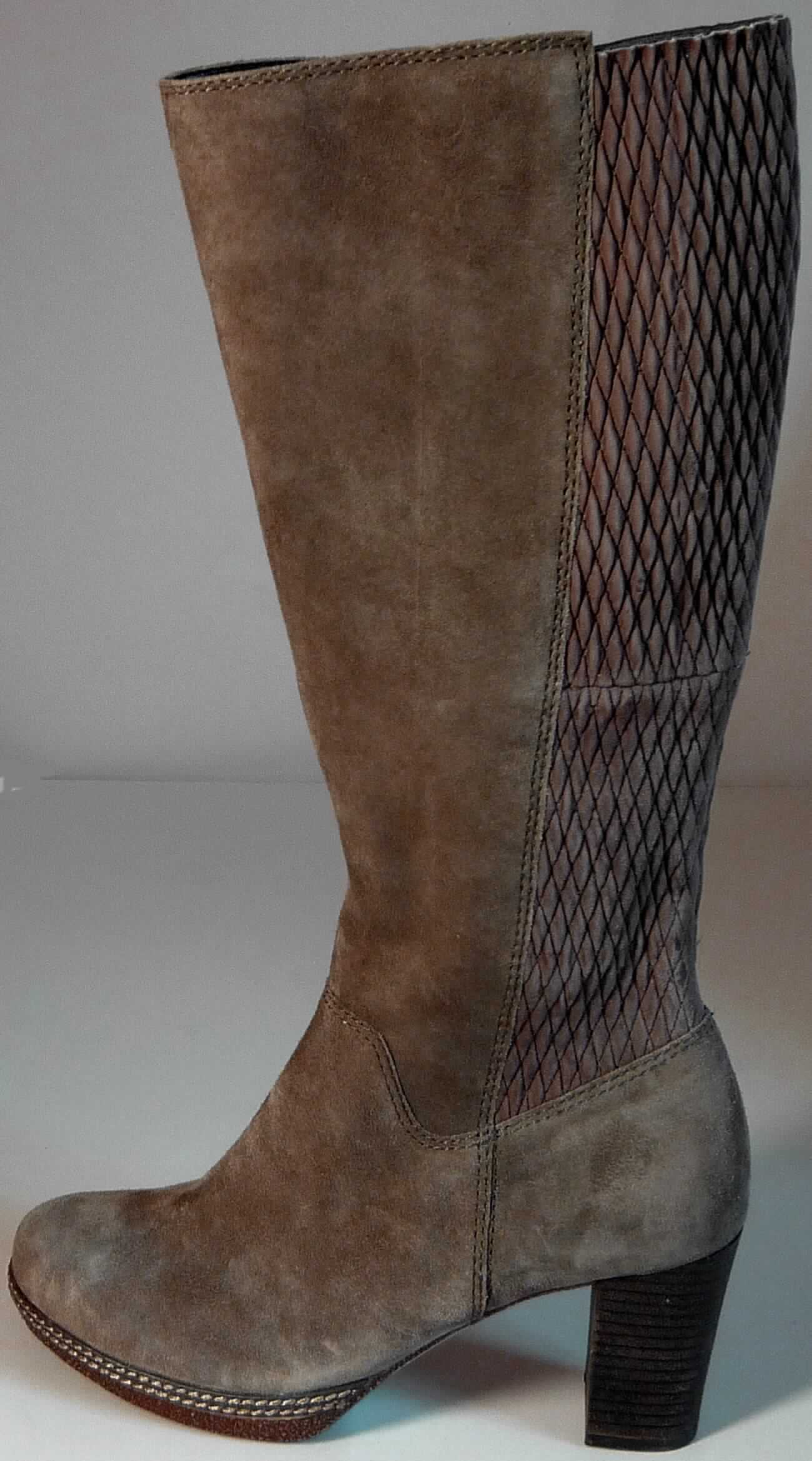 Freizeitstiefel (lt. Antrag: "Freizeitstiefel für Damen", Foto siehe Anlage)
- mit Laufsohlen aus (lt. Antrag) Kautschuk; ohne Hauptsohle aus Holz,
- mit Oberteil aus Leder,
- seitlich mit Reißverschluss,
- ohne Metallschutz in der Vorderkappe,
- den Knöchel und die Wade bedeckend (die dickste Stelle der Wade bedeckend; 
  Schafthöhe: ca. 35 cm bei Größe 37),
- mit einer Länge der Innensohle von 24 cm oder mehr,
- für Frauen (u. a. schlanker Schnitt und hoher Absatz)

"Schuhe mit Laufsohlen aus Kautschuk und Oberteil aus Leder, andere als in den UPos. 6403 1200 bis 
 6403 9191 genannt, für Frauen"