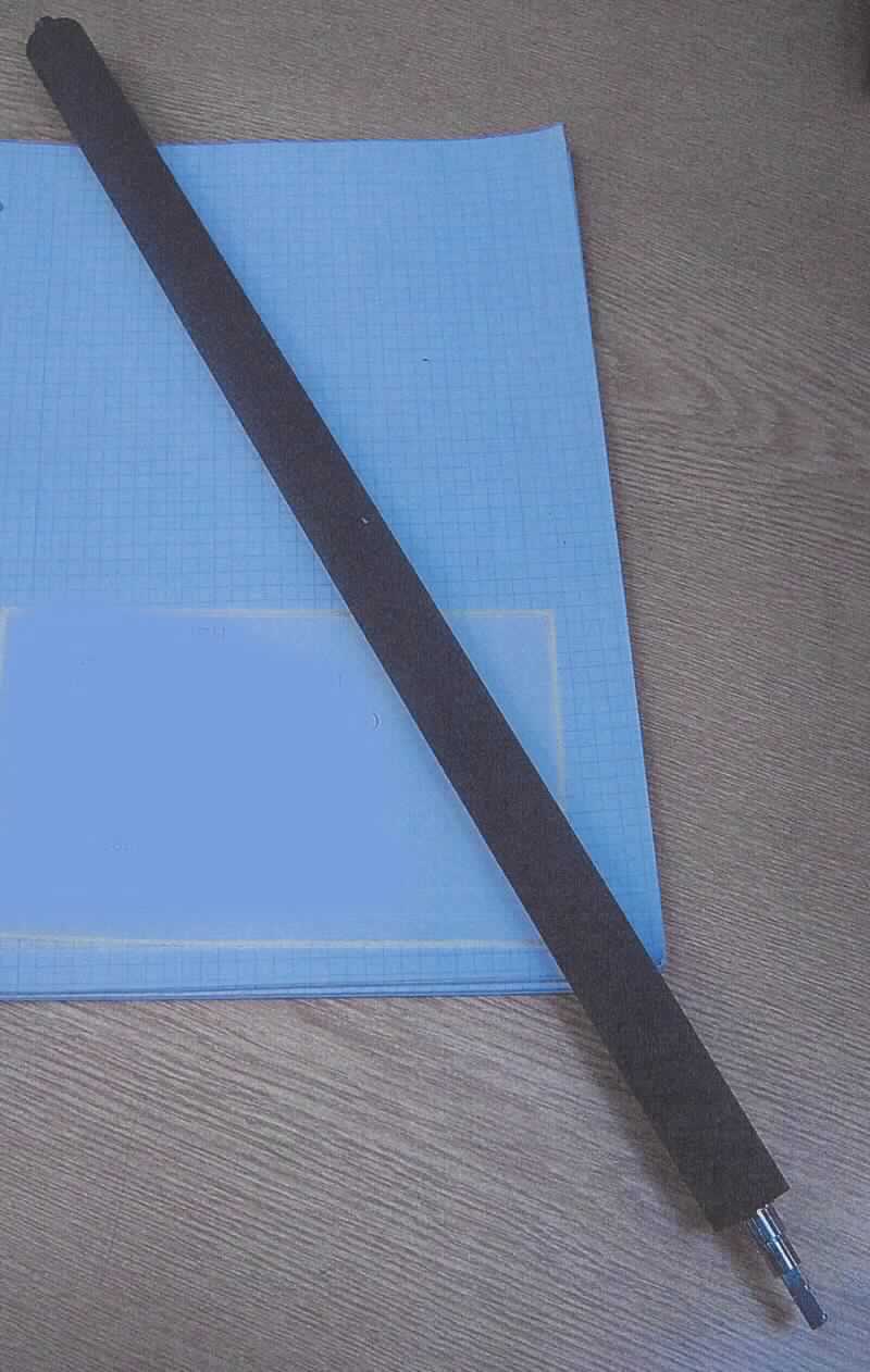 Sog. Walze, im Wesentlichen bestehend aus einem Walzenkern mit spezifischen Walzenendstücken und einer Beschichtung aus Polyurethan (maximaler Durchmesser: 22,5 mm, Länge des beschichteten Anteils: 448 mm, siehe Abbildung in der Anlage).

Die Walze wird mit den spezifischen Endstücken in das Classic E.O.S. Röntgenfilmentwicklungsgerät eingebaut (nicht Gegenstand dieser vZTA-Entscheidung), um in der Verteilereinheit den Film nach der Entwicklung zu transportieren.

Die Ware wird als "Teil, erkennbar hauptsächlich für einen Apparat für fotografische Laboratorien der Unterposition (KN) 9010 5000 bestimmt" eingereiht.