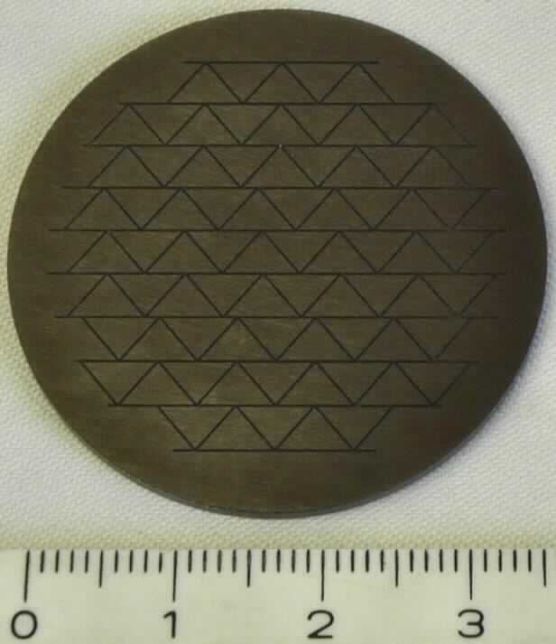 Keramische Ware zu technischen Zwecken, sog. CBN-Rohling, Foto siehe Anlage,
- aus verschiedenen Stoffen zusammengesetzte Ware, bestehend aus:
- - unedlem Metall (lt. Antrag zwischen 88 % bis 95 % Wolfram und Cobalt als Binder, beides unedle Metalle im
    Sinne der Anmerkung 3 zu Abschnitt XV),
- - - in Form einer ca. 1 mm dicken Scheibe mit einem Durchmesser von ca. 3,8 cm,
- - - die Scheibe dient u. a. als Rohling für die Formgebung der Keramik,
- - Keramik in Form einer ca. 0,6 mm dicken Beschichtung mit einem Durchmesser von ca. 6,3 cm aus kubischem
     Bornitrid (keramischer Grundstoff mit kristalliner Keramikmatrix), 
- - - nach vorheriger Formgebung (Aufstreichen auf den vorgeformten Rohling) gebrannt,
- - - lt. Antrag mit einer Mohsschen Härte von mehr als 9,
- die Ware wird für die Verwendung als Schneidwerkzeug auf eine entsprechende Form zugeschnitten und auf eine
  sog. Wendeschneidplatte aufgebracht; dabei stellt das kubische Bornitrid als aufgebrachte Schneidecke auf der
  fertigen Wendeschneidplatte das arbeitende Teil dar,
- im Hinblick auf die Verwendung (spätere Schneidecke einer Wendeschneidplatte) bestimmt die Keramik den
  wesentlichen Charakter der zusammengesetzten Ware,
- eine Einreihung in das Kapitel 82 kommt nicht in Betracht, u. a. da es sich weder um ein Cermet handelt, noch um
  eine Ware, die aus Stoffen besteht, die in Anmerkung 1 zu Kapitel 82 in Bezug auf das arbeitende Teil zugelassen
  sind.

"Keramische Waren zu technischen Zwecken, nicht aus Porzellan, mit einer Mohsschen Härte von mehr 9"