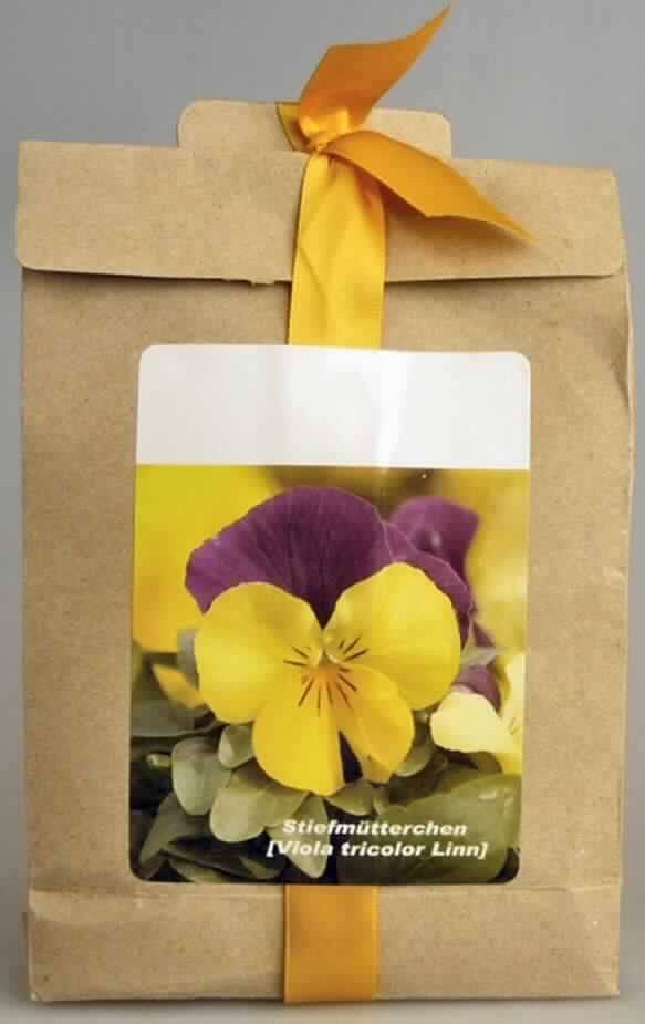Warenzusammenstellung in Aufmachung für den Einzelverkauf, bestehend aus
- einer mit Etiketten sowie mit Schleifenband versehenen Papiertüte (ca. 12,5 cm x 18 cm), 
  die innen mit Folie ausgekleidet ist,
- mit einer Pflanzanleitung auf der Verpackung,
- verschiedenartigem, granuliertem Füllmaterial als Substrat und
- Samen des Stiefmütterchens (Art Viola tricolor Linn), die sich direkt im Füllmaterial befinden.

Nach dem Befüllen der Tüte mit dem Substrat und den Samen, sollen durch regelmäßiges Gießen und durch Lichteinfall die Samen keimen und die Pflanzen wachsen.

Im Hinblick auf die Verwendung (Aufzucht einer Pflanze) bestimmen die Stiefmütterchensamen den Charakter der Ware. Bei Stiefmütterchen handelt es sich um krautartige Pflanzen, die hauptsächlich wegen ihrer Blüte gezogen werden.

Zolltarifrechtlich handelt es sich um Samen von krautartigen Pflanzen, die hauptsächlich wegen der Blüten dieser Pflanzen gezogen werden, zur Aussaat.