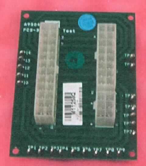 Sogenanntes Battery Test Board, im Wesentlichen bestehend aus einer mit diskreten Widerständen, Steckkontakten und weiteren Kontaktelementen in Löttechnik bestückten Leiterplatte (keine gedruckte Schaltung). Mit der Leiterplatte werden selbst keine Messungen oder Prüfungen elektrischer Größen vorgenommen. Die Kontaktelemente dienen dem Servicetechniker als Testpunkte zum Anschluss von Messgeräten (nicht Gegenstand dieser vZTA-Entscheidung).
Die Ware wird als "Teil, erkennbar hauptsächlich bestimmt für ein Röntgengerät" eingereiht.

Abbildung: siehe Anlage