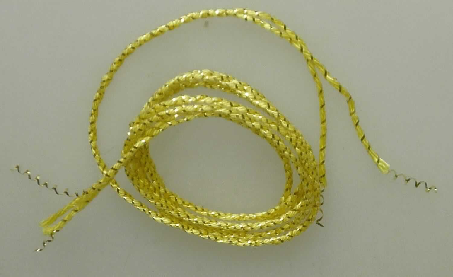 Metallisierte Garne, sog. 2er Set Cordonnetknäuel gold/silber rot/gold, Art. Nr. 705471, Foto siehe Anlage,
- laut Antrag zwei Stück im Set, als Meterware im Knäuel, mit einer Länge von ca. 15 m, veranschaulicht durch 
  einen ca. 60 cm langen Musterabschnitt,
- gezwirnte Garne, bestehend aus zwei metallisierten Garnen aus jeweils einem Garn aus laut Antrag 
  synthetischen Spinnfasern, welches spiralartig mit einem metallisierten Streifen aus synthetischer Spinnmasse 
  (mit einer augenscheinlichen Breite von weniger als 1 mm) umwickelt ist.

"Metallisierte Garne, bestehend aus Garnen aus Spinnstoffen und mit Metall überzogenen Streifen der 
 Position 5404"