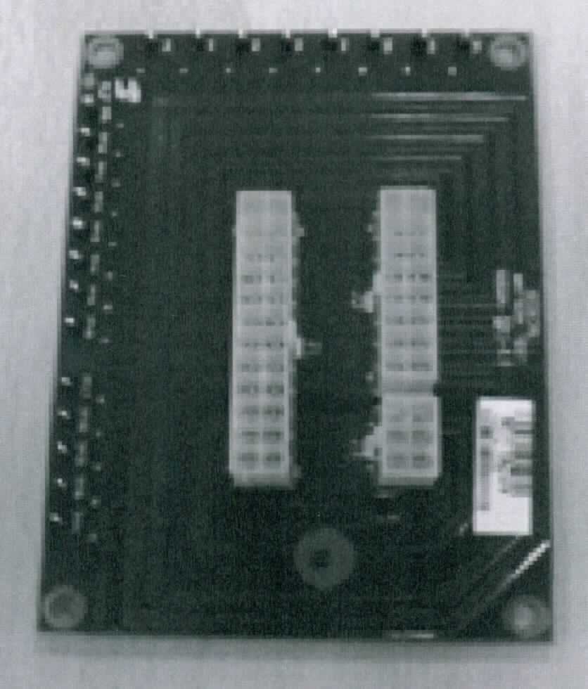 Sogenanntes Battery Test Board, im Wesentlichen bestehend aus einer mit diskreten Widerständen, Steckkontakten und weiteren Kontaktelementen in Löttechnik bestückten Leiterplatte (keine gedruckte Schaltung). Mit der Leiterplatte werden selbst keine Messungen oder Prüfungen elektrischer Größen vorgenommen. Die Kontaktelemente dienen dem Servicetechniker als Testpunkte zum Anschluss von Messgeräten (nicht Gegenstand dieser vZTA-Entscheidung).
Die Ware wird als "Teil, erkennbar hauptsächlich bestimmt für ein Röntgengerät" eingereiht.

Abbildung: siehe Anlage